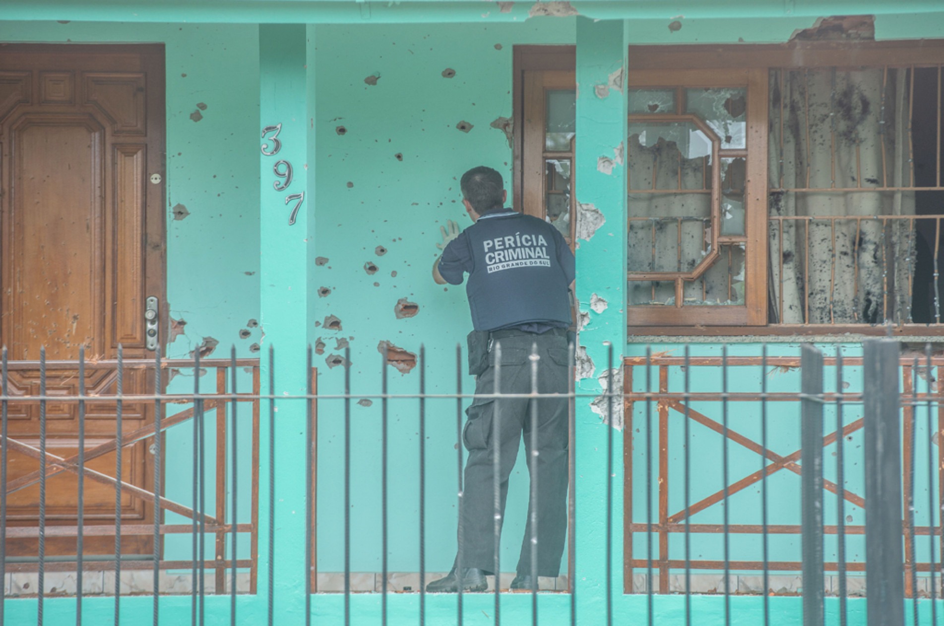 Residência ficou com marcas de disparos nas paredes
