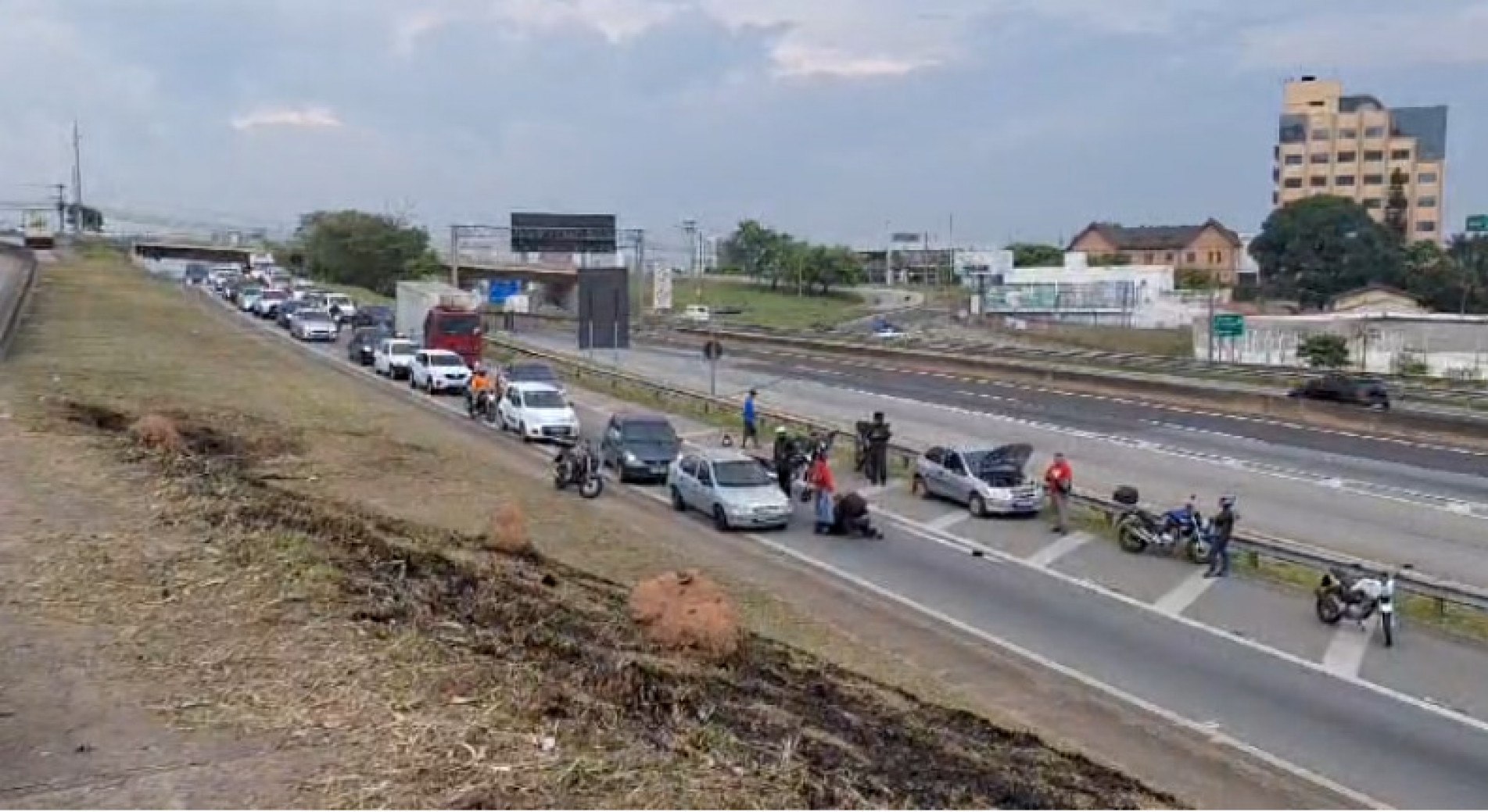 O motociclista foi socorrido pelo resgate da concessionária