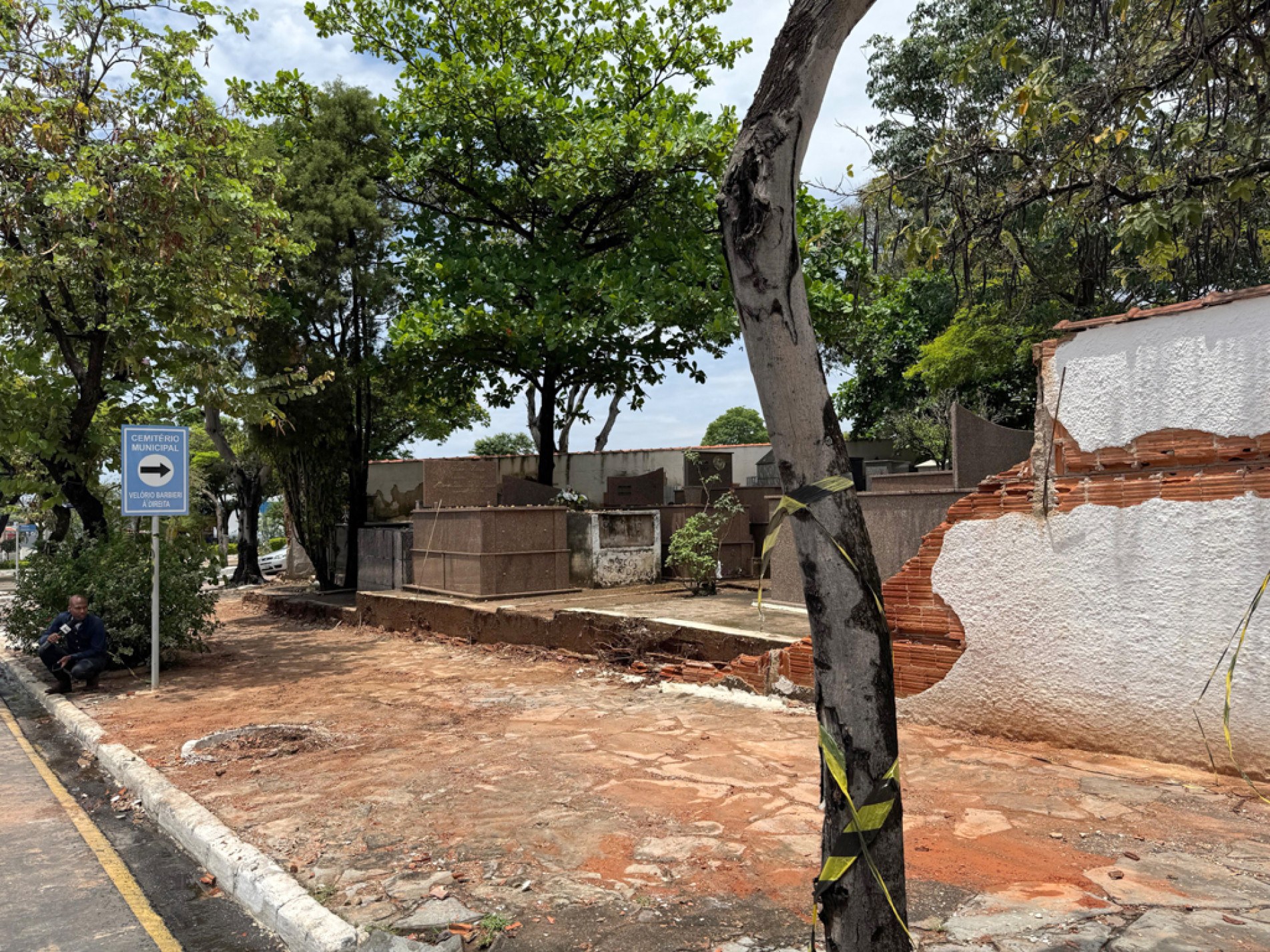 Trecho foi posteriormente isolado por tapumes. Sepulturas não sofreram danos
