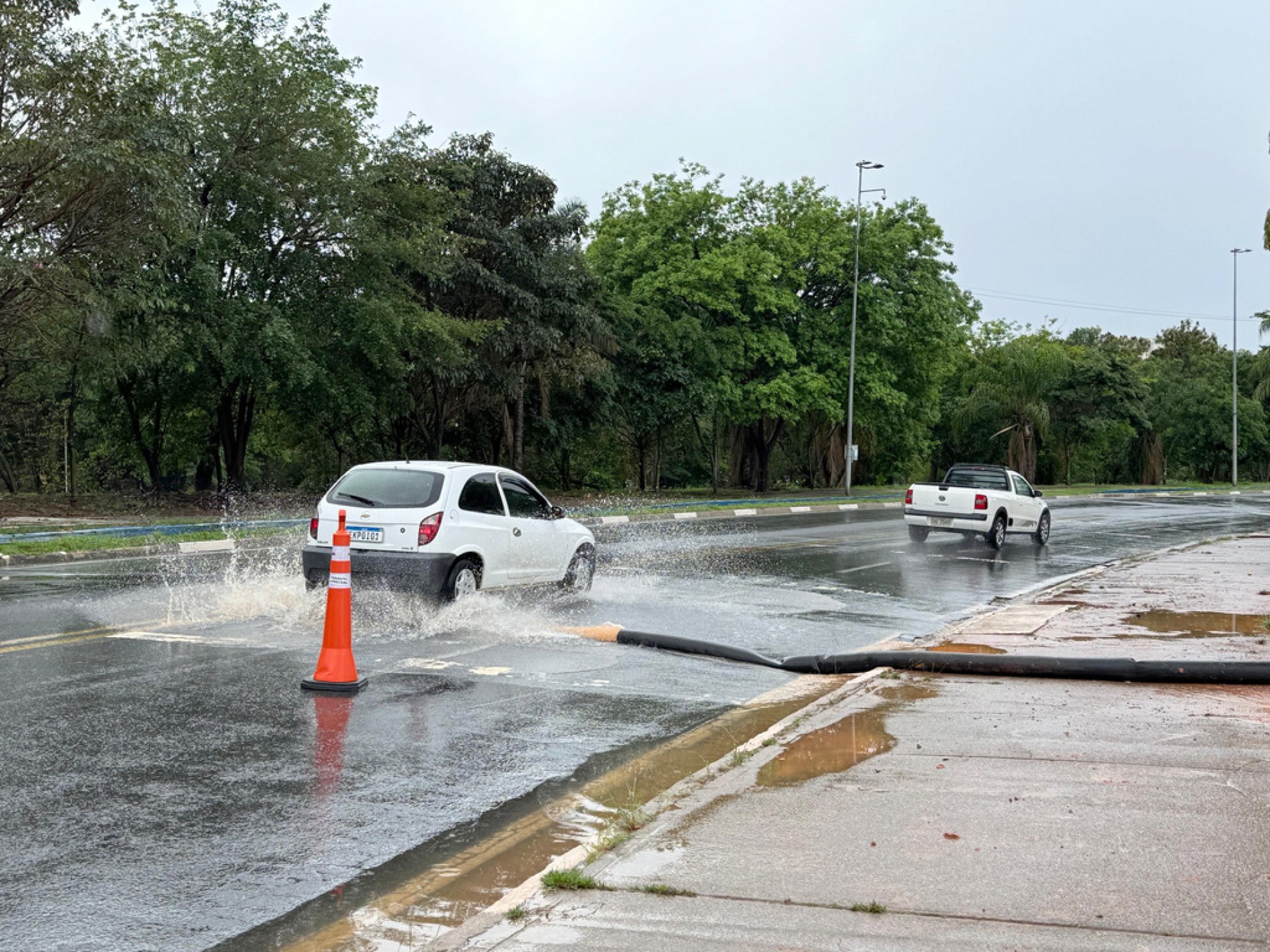 Mangueiras foram usadas para baixar o nível do piscinão
