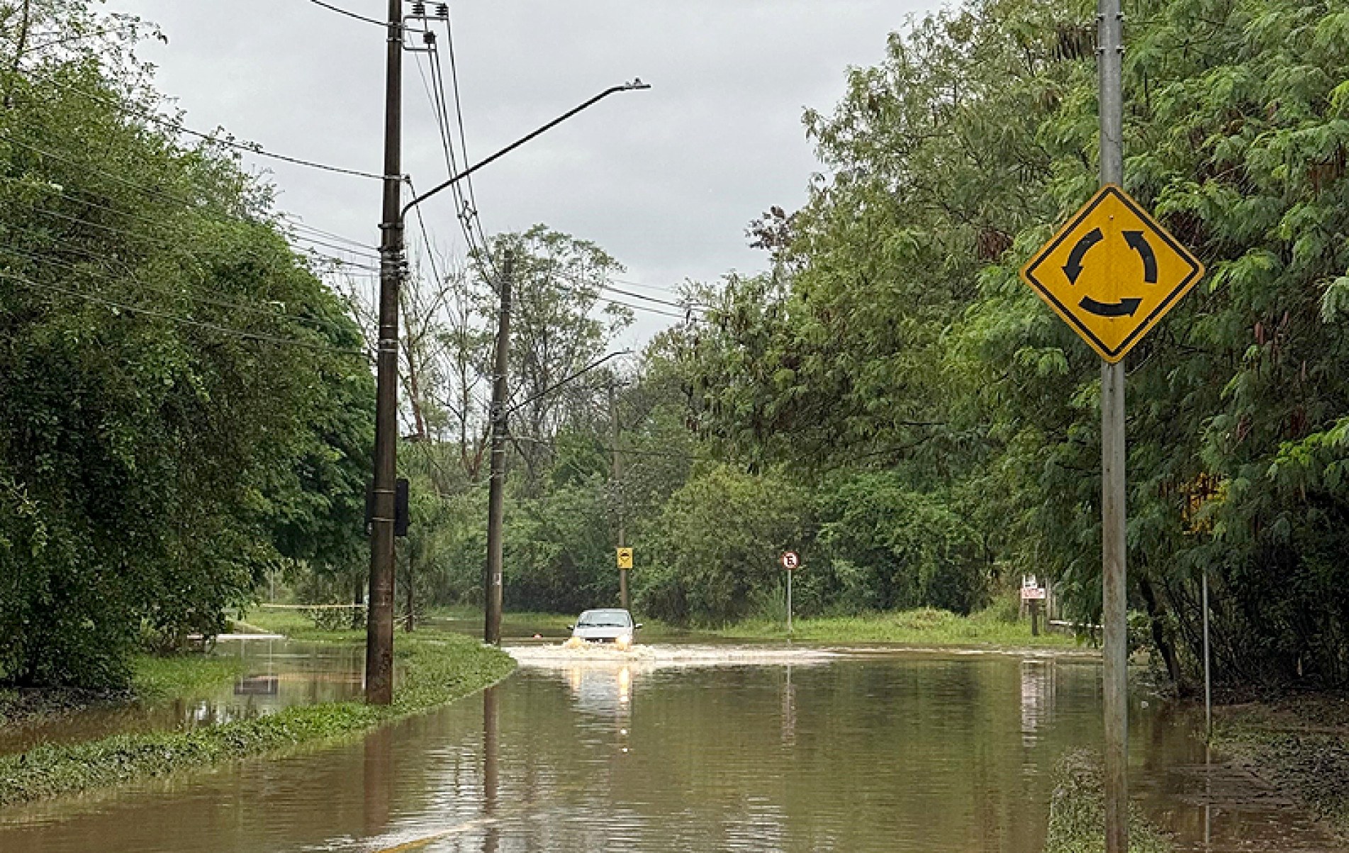 Avenida 15 de Agosto ficou inundada, mas alguns motoristas passaram assim mesmo
