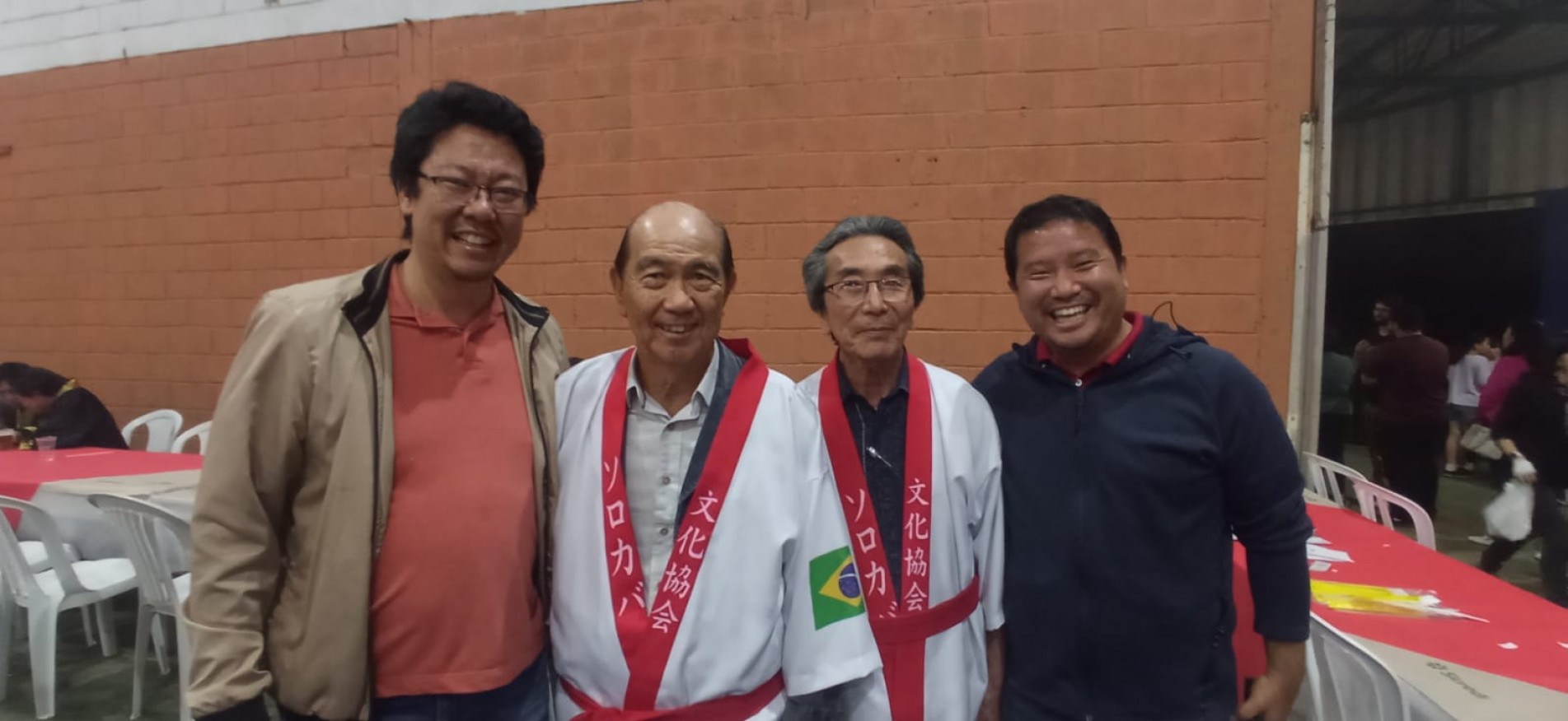 O vice-presidente Toshio Takeda, junto ao presidente Mário Hayakawa,
com o coordenador do evento Oscar Mariya e Heveraldo Koji Saito