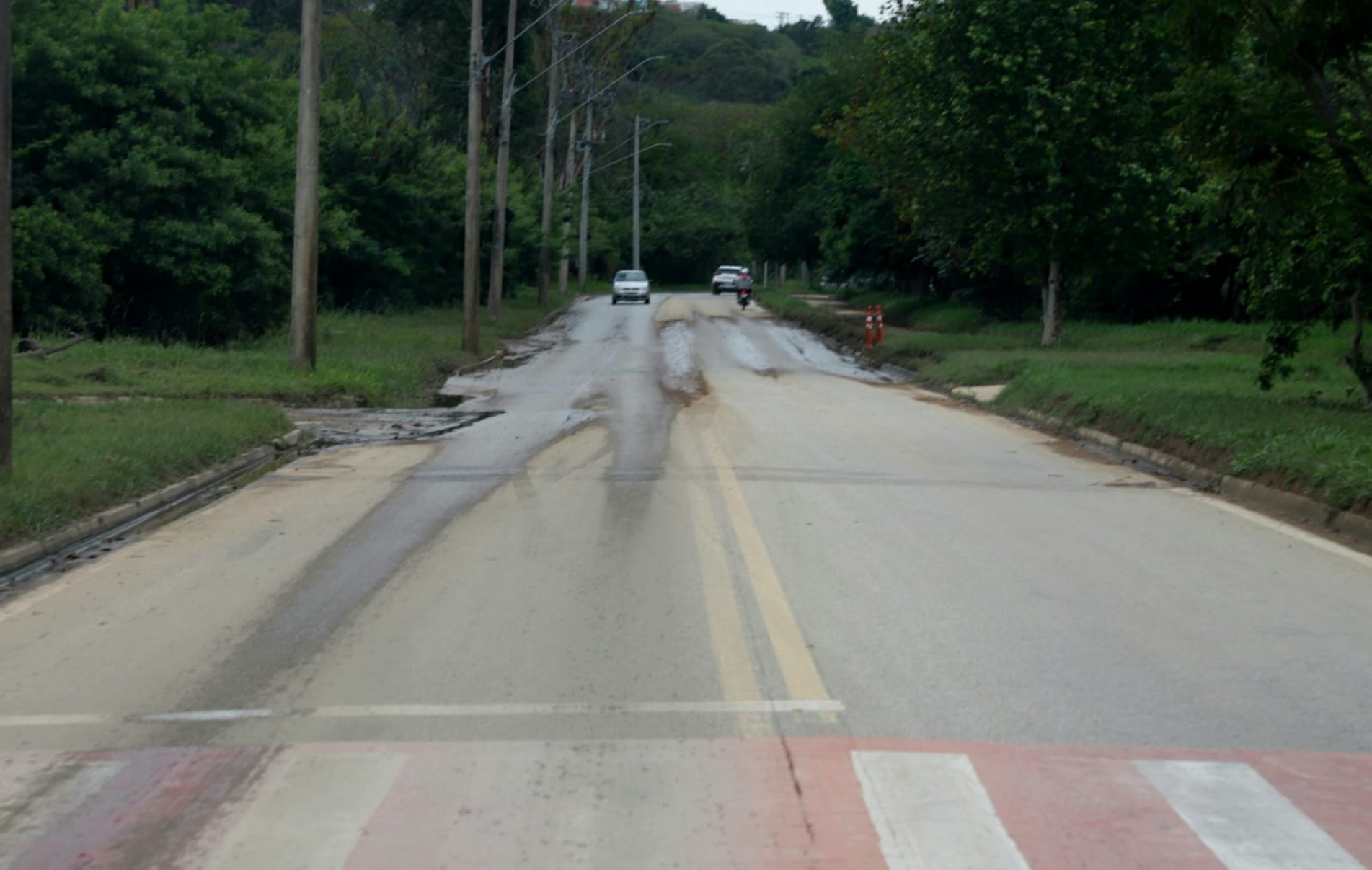 Agora restam, apenas, um pouco de lama, mas nada que impeça o trânsito de veículos