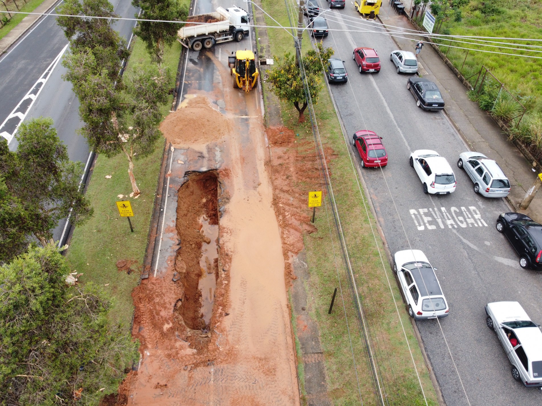Equipe trabalhava com máquina no local de afundamento da pista, perto da UPA do Éden 
