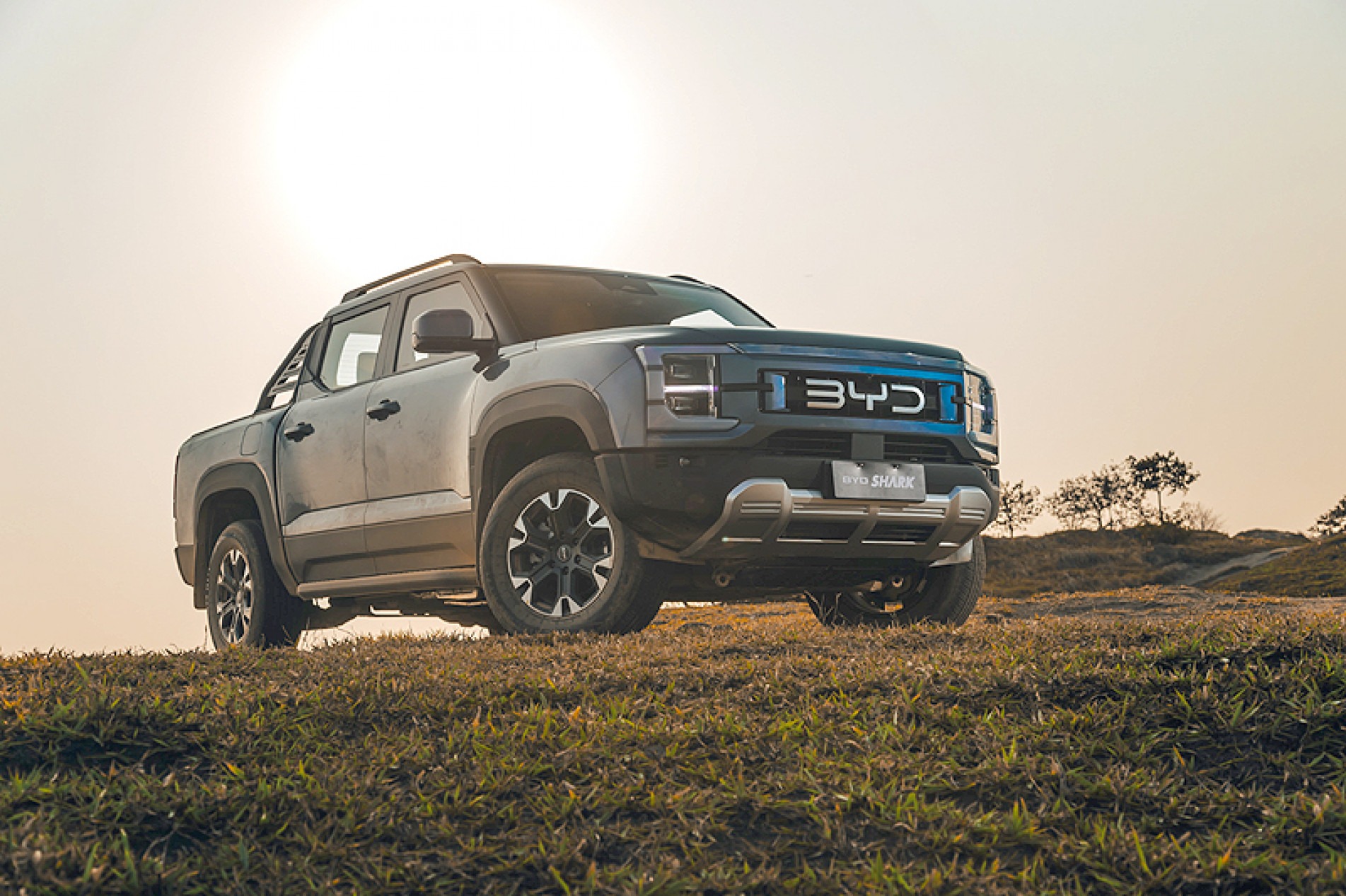 Com proposta visual inspirada no tubarão, tem grade frontal robusta, faróis de led ligados  por uma barra iluminada e bonitas rodas de 18 polegadas
