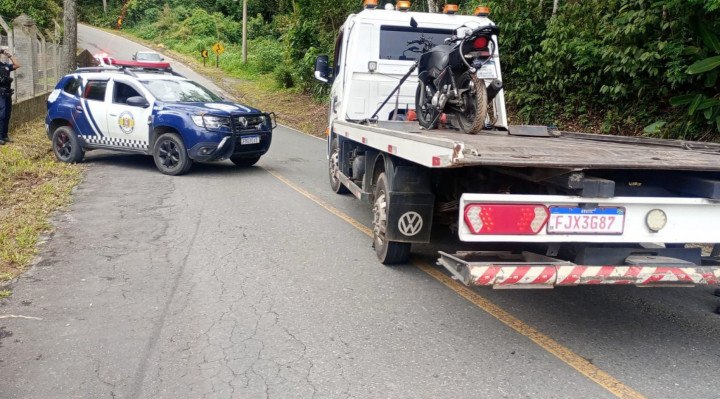 A moto e os objetos provavelmente usados pelo suspeito nos golpes foram apreendidos 