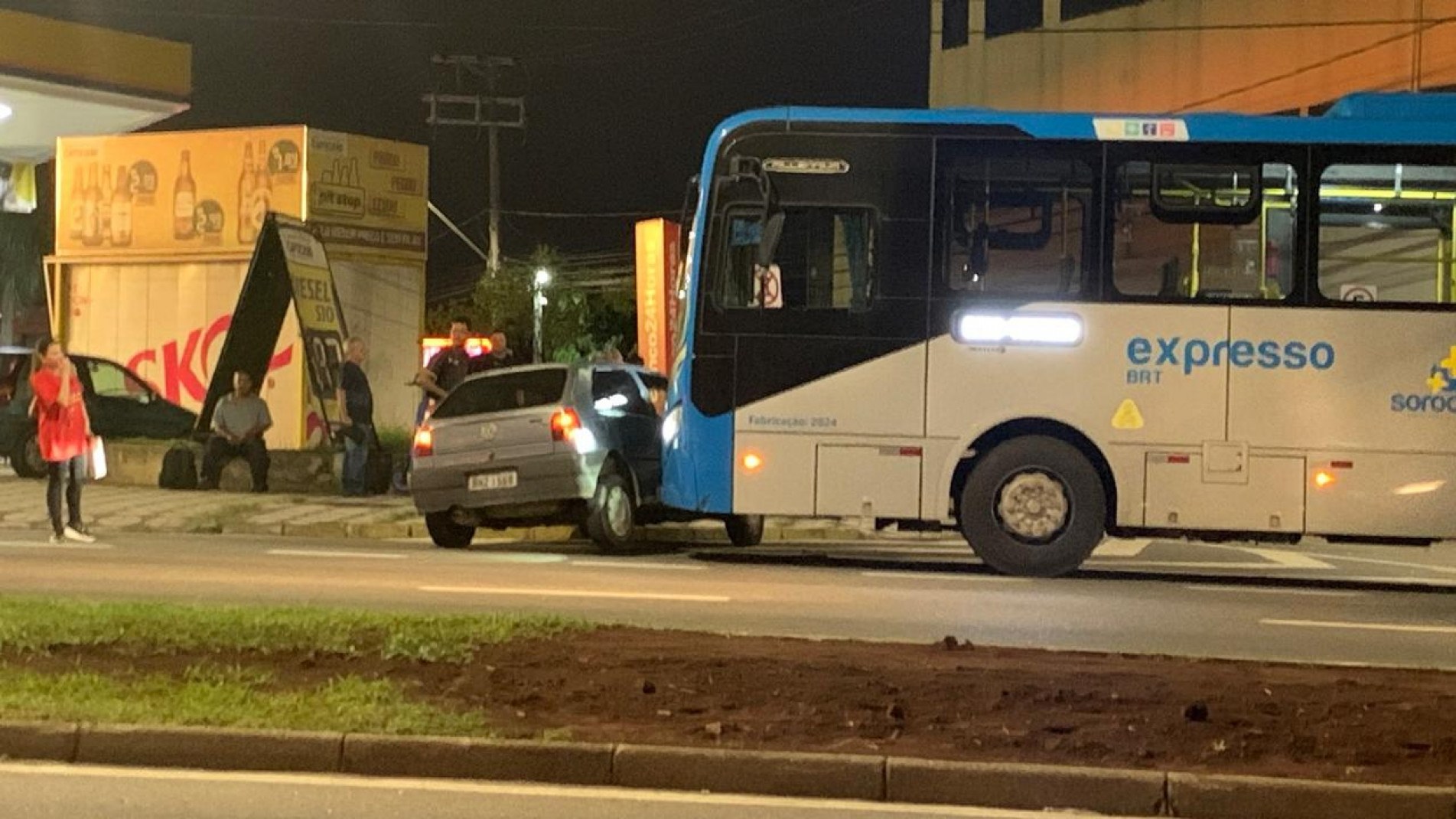 O ônibus bateu na lateral do carro 