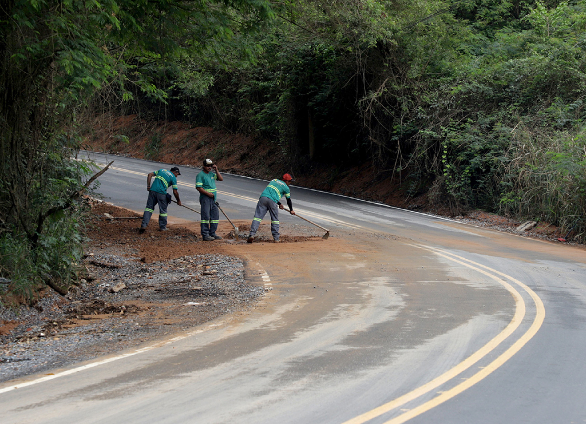 Funcionários contratados pela Prefeitura de Votorantim realizam a limpeza da pista
