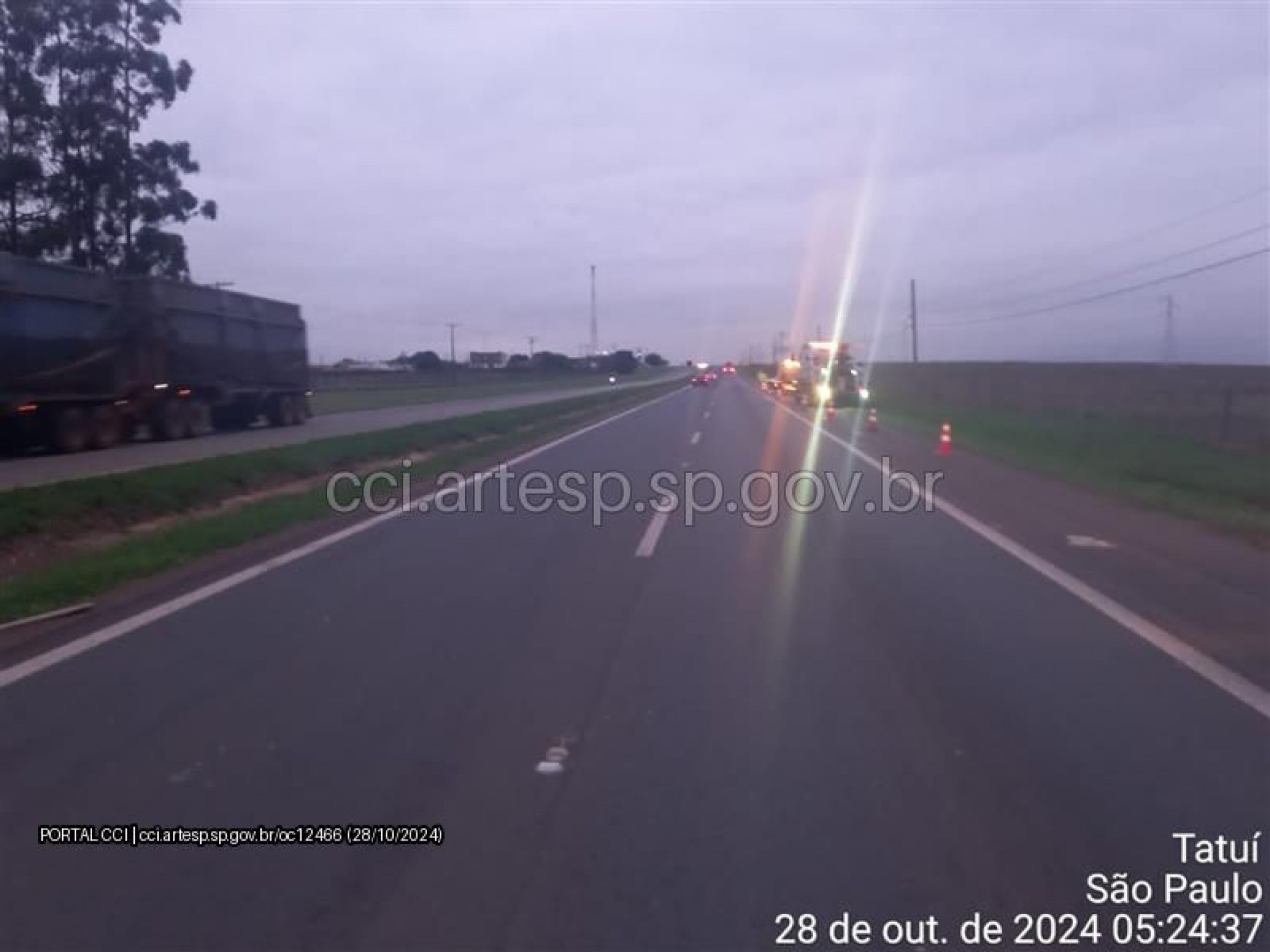 O acostamento ficou interditado por mais de quatro horas