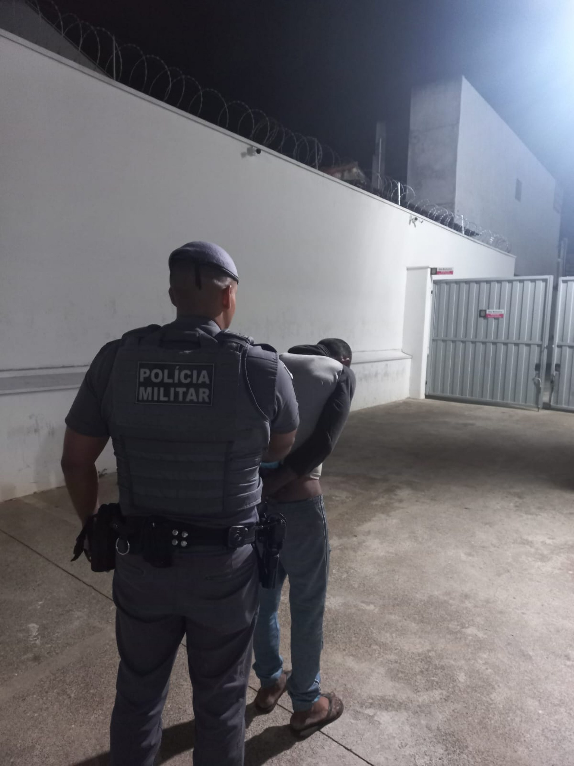 Assaltante foi preso e levado para plantão policial 