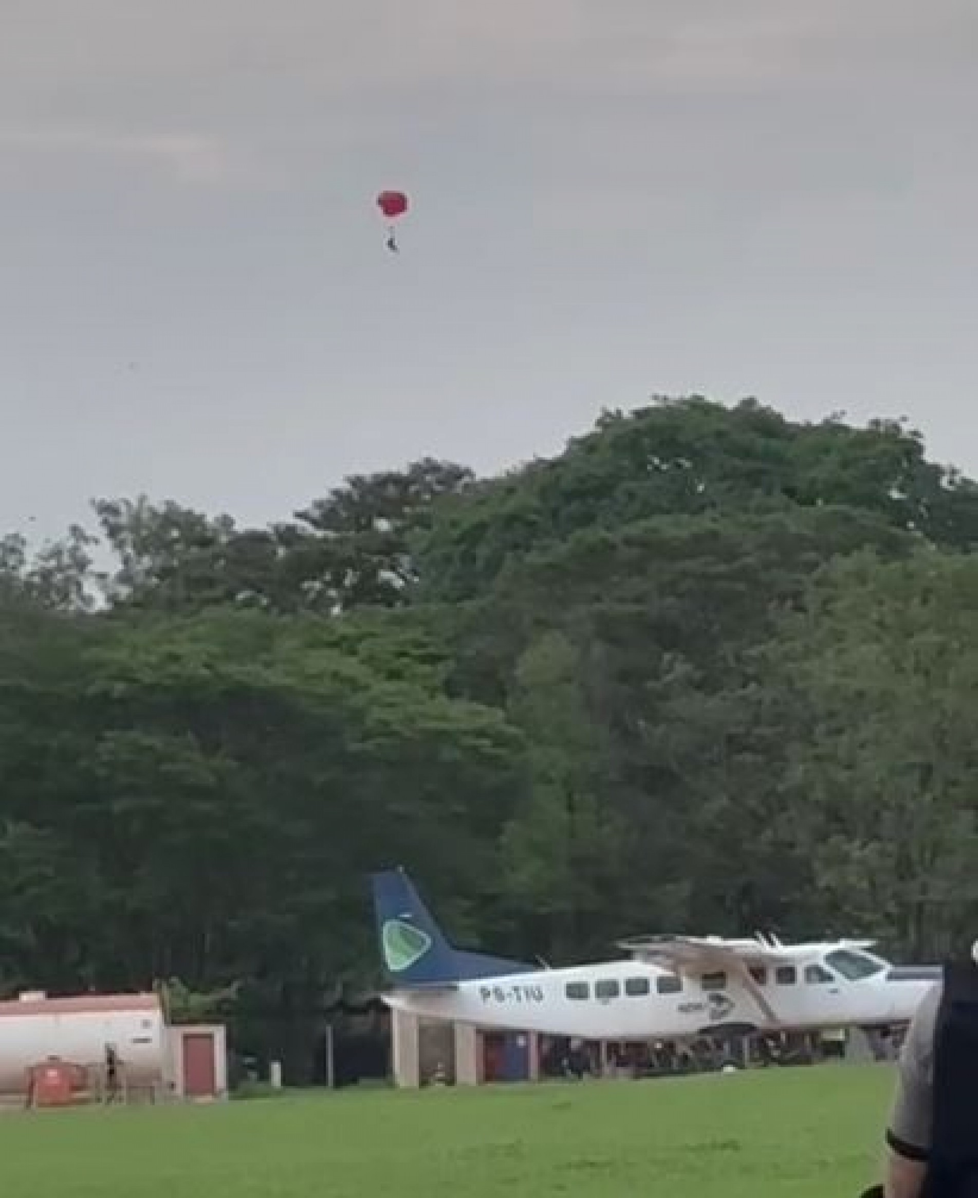 Na gravação, Carolina gira várias vezes no ar, perde altitude e cai