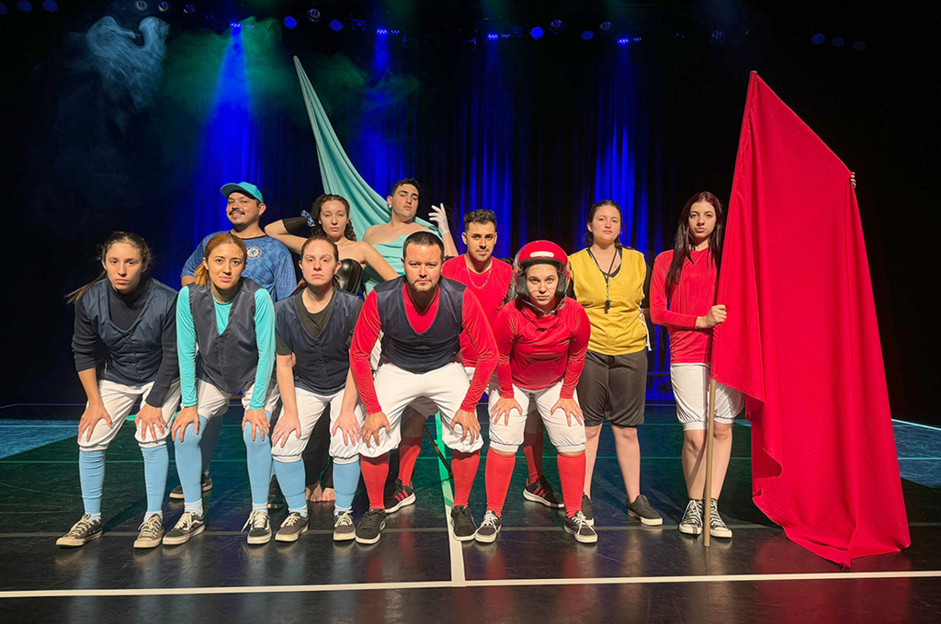 A faixa etária indicativa é 14 anos, a peça é do gênero comédia e tem duração de 60 minutos