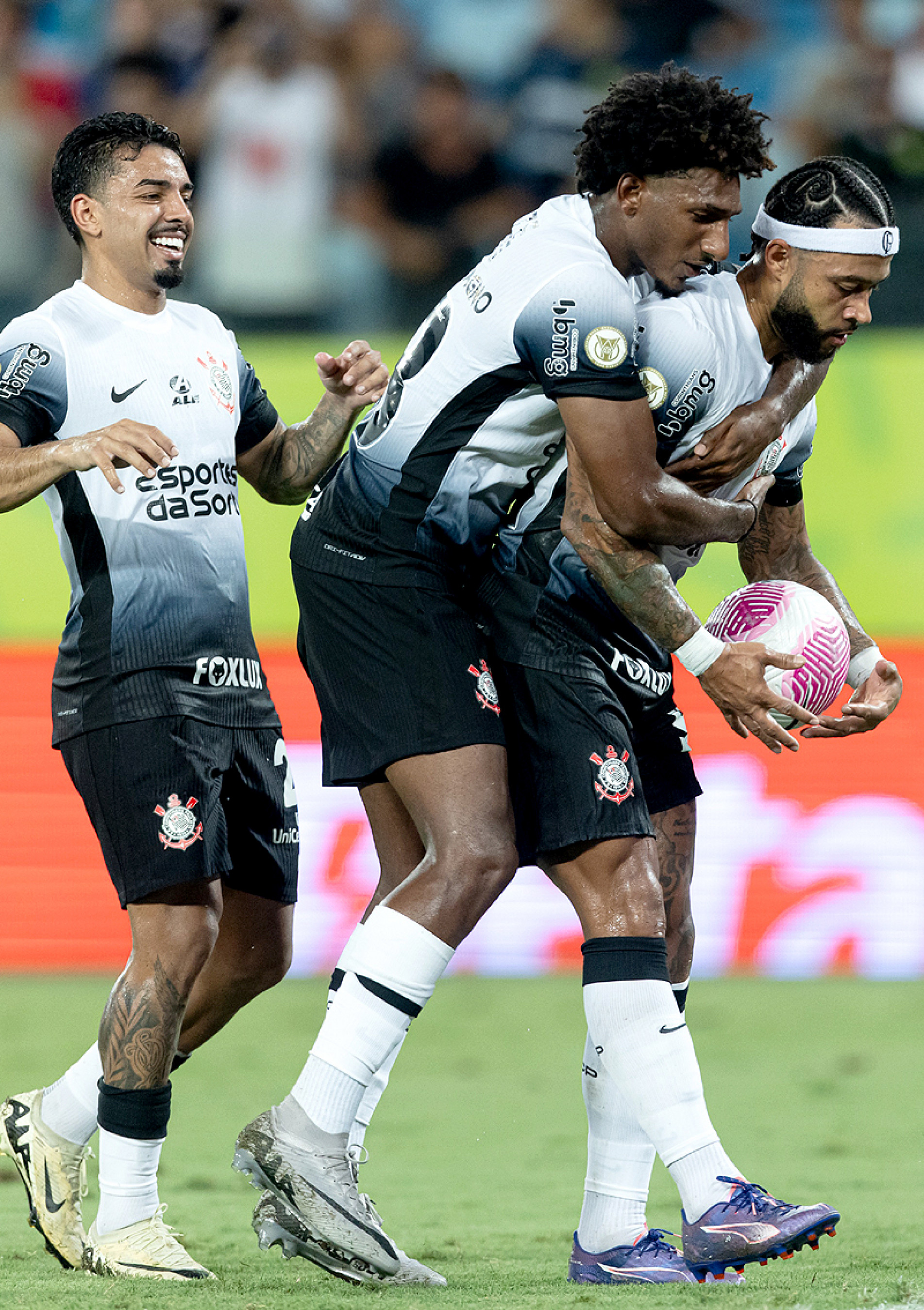 Jogadores comemoram gol de pênalti sobre o Cuiabá: 1 a 0
