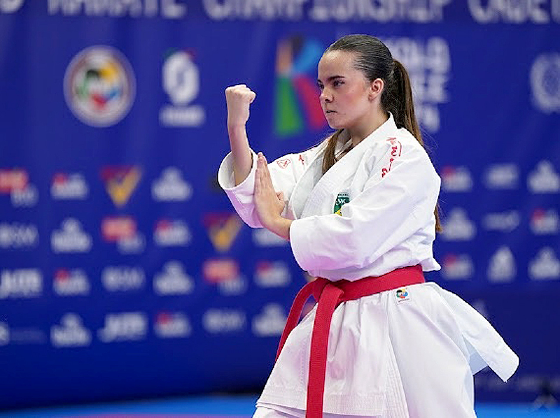 Bia compete no kata onde é avaliado a precisão dos movimentos
