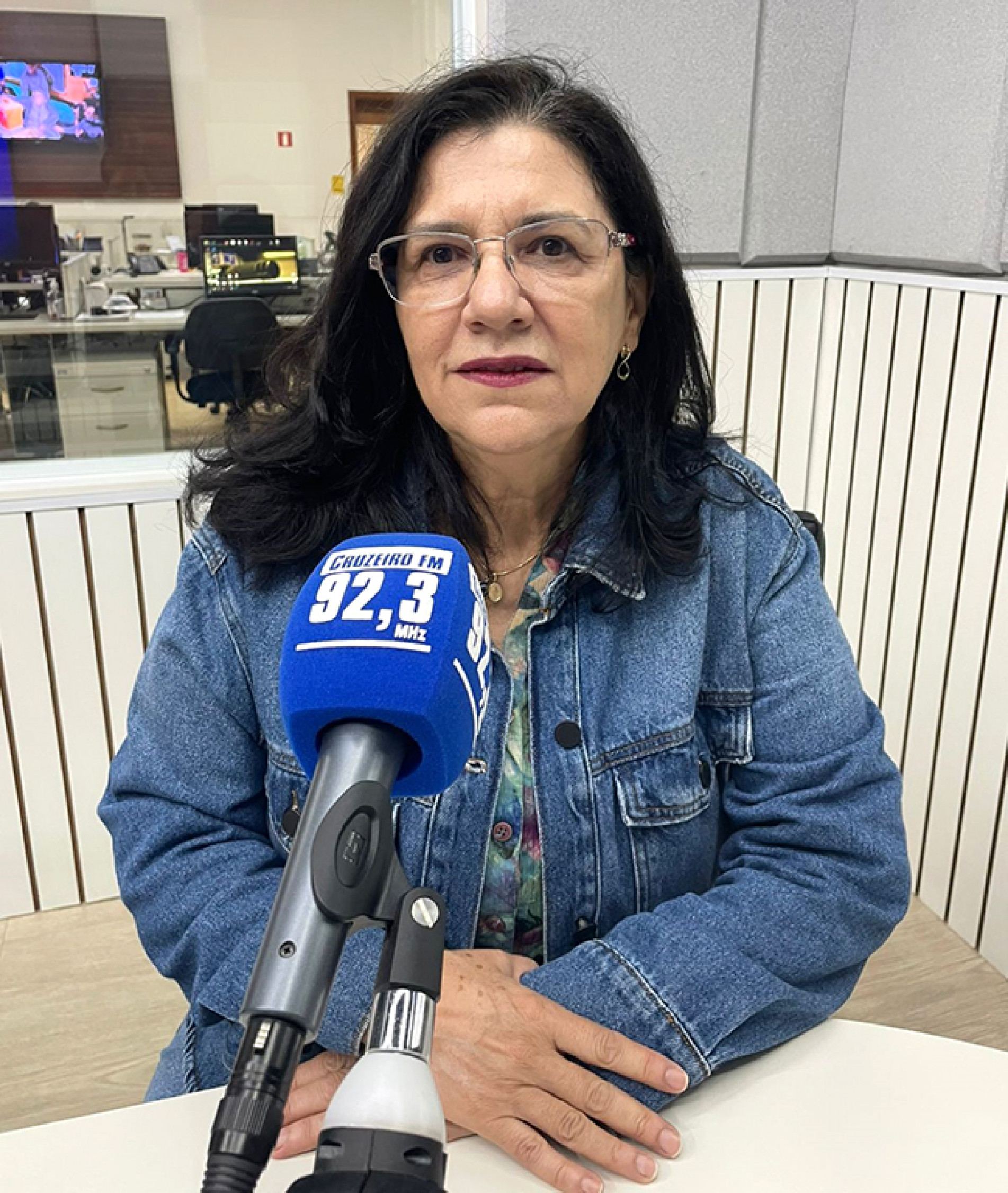 A psicóloga judiciária Sueli Aparecida Corrêa durante entrevista à Cruzeiro FM 92,3
