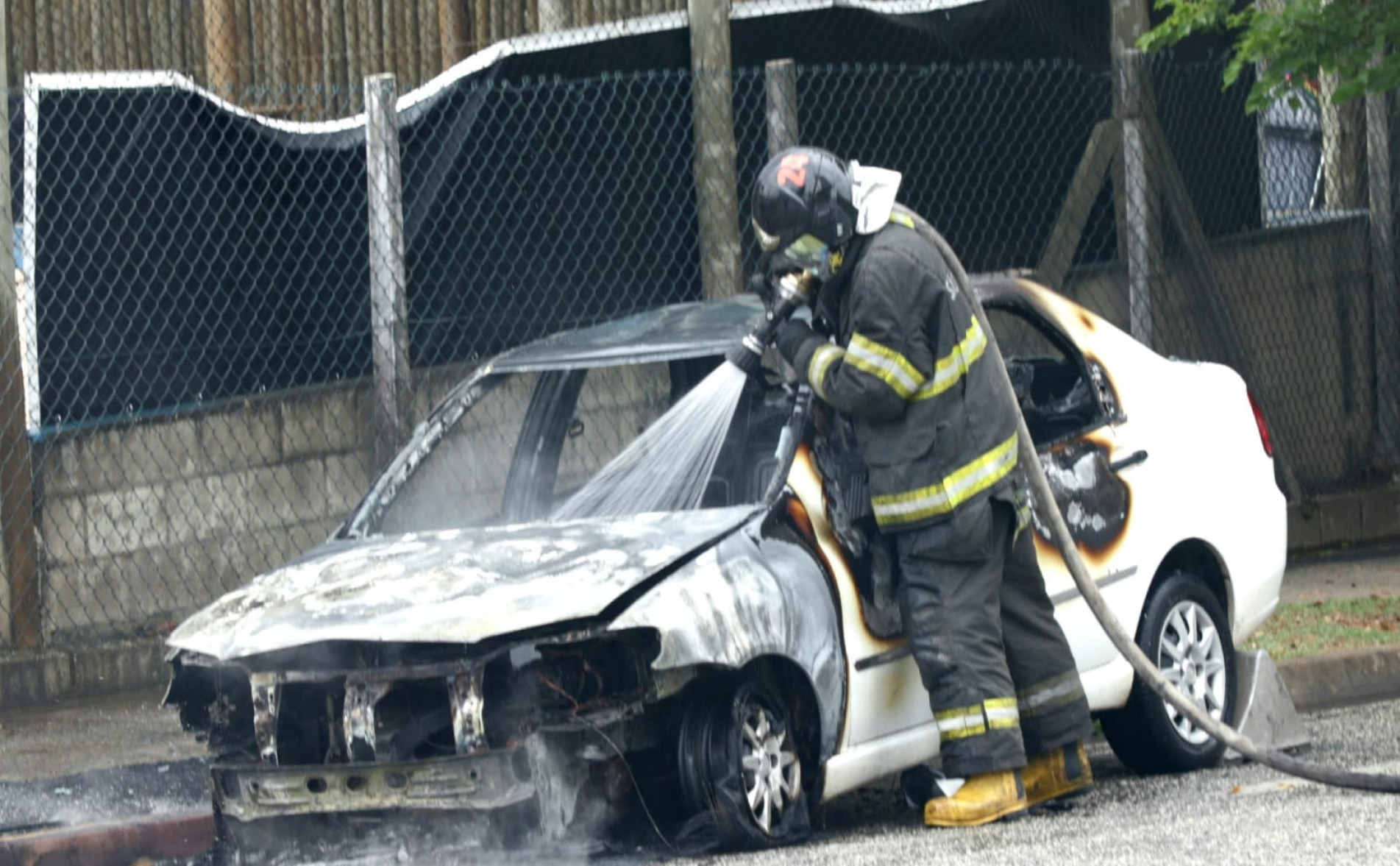 As chamas consumiram rapidamente o veículo