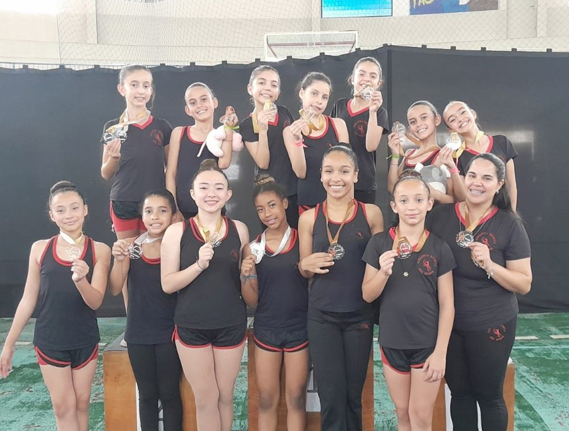 Meninas celebram a conquista de seis medalhas no total
