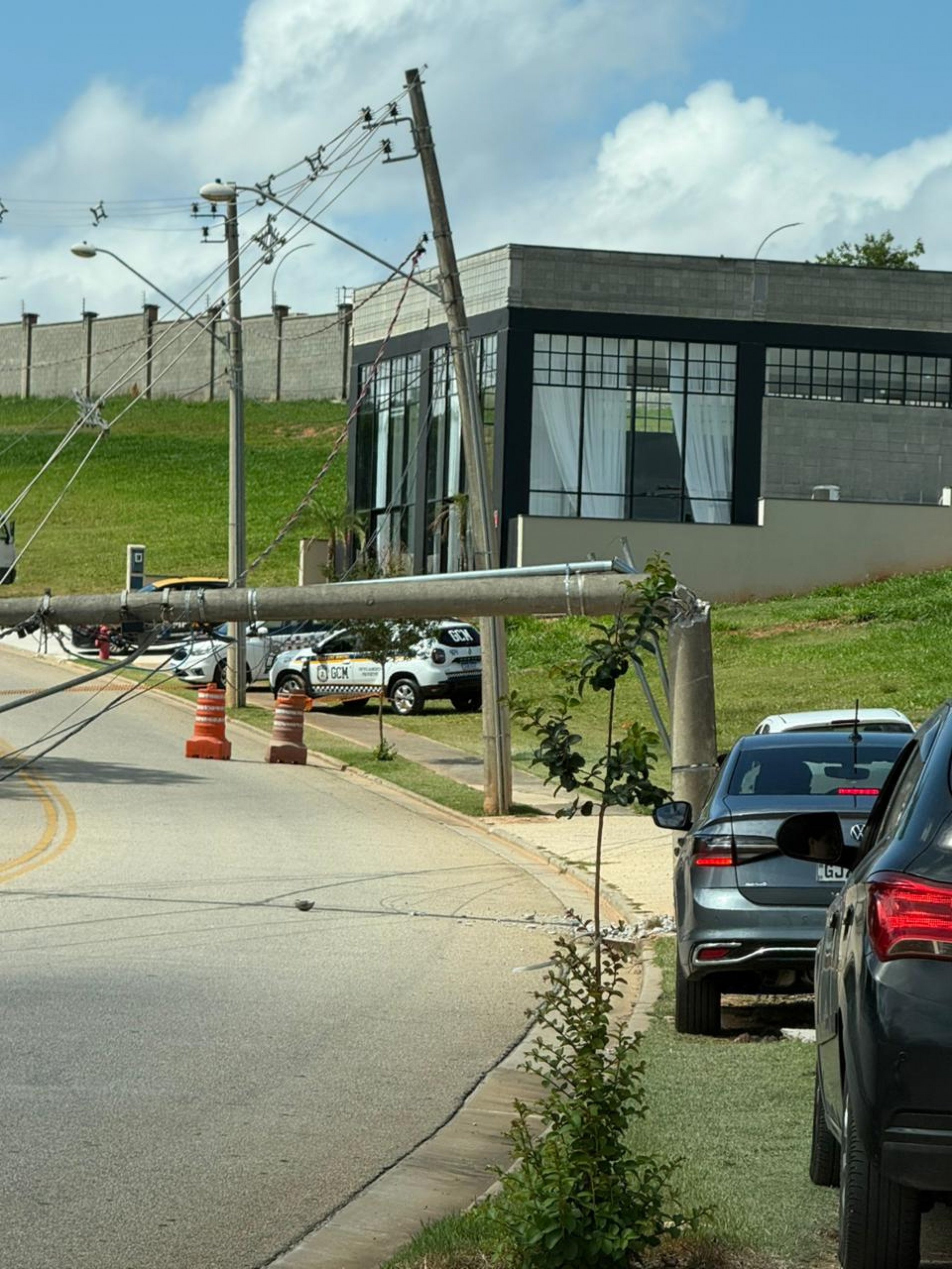 Acidente foi registrado por volta das 13h de ontem