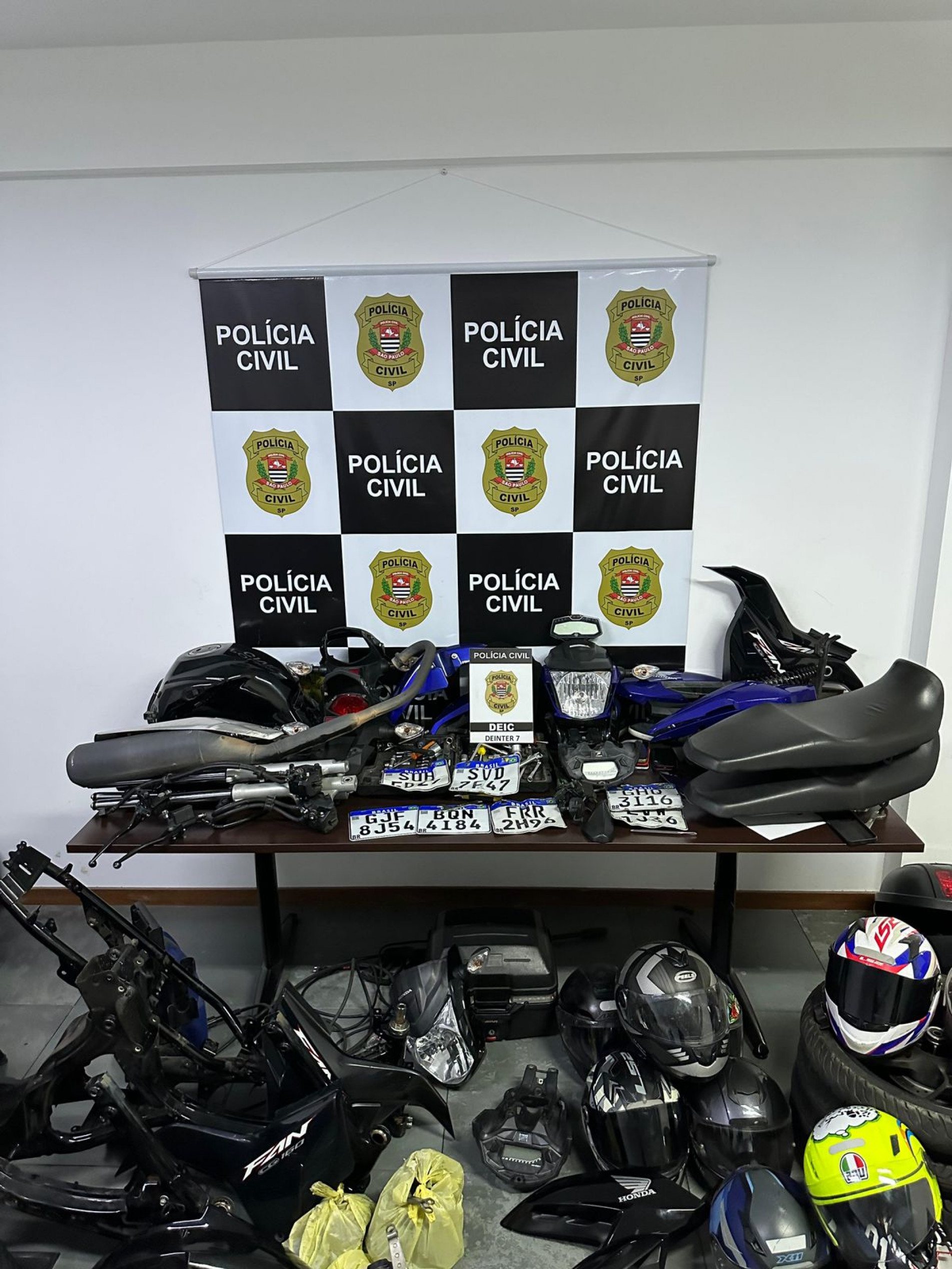 Além dos veículos, a Polícia Civil apreendeu motores e diversas peças cuidadosamente separadas e embaladas, prontas para a comercialização