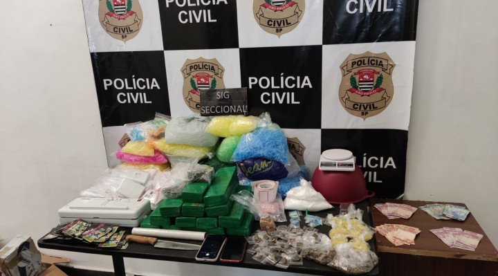 Na casa do casal, a polícia apreendeu porções de diversas drogas, materiais para o preparo e embalo dos entorpecentes, além de dinheiro 