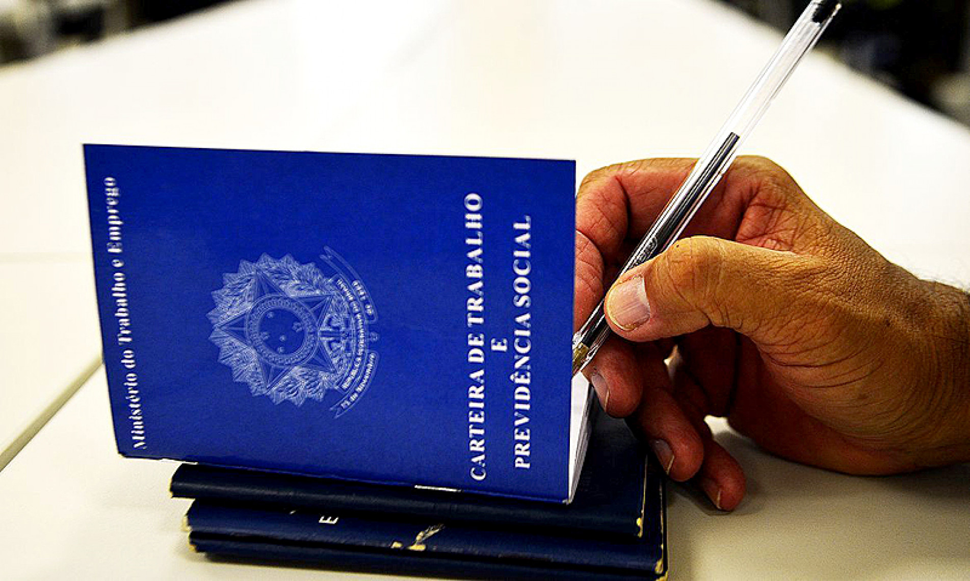 Oito de dez atividades econômicas registraram contratações
