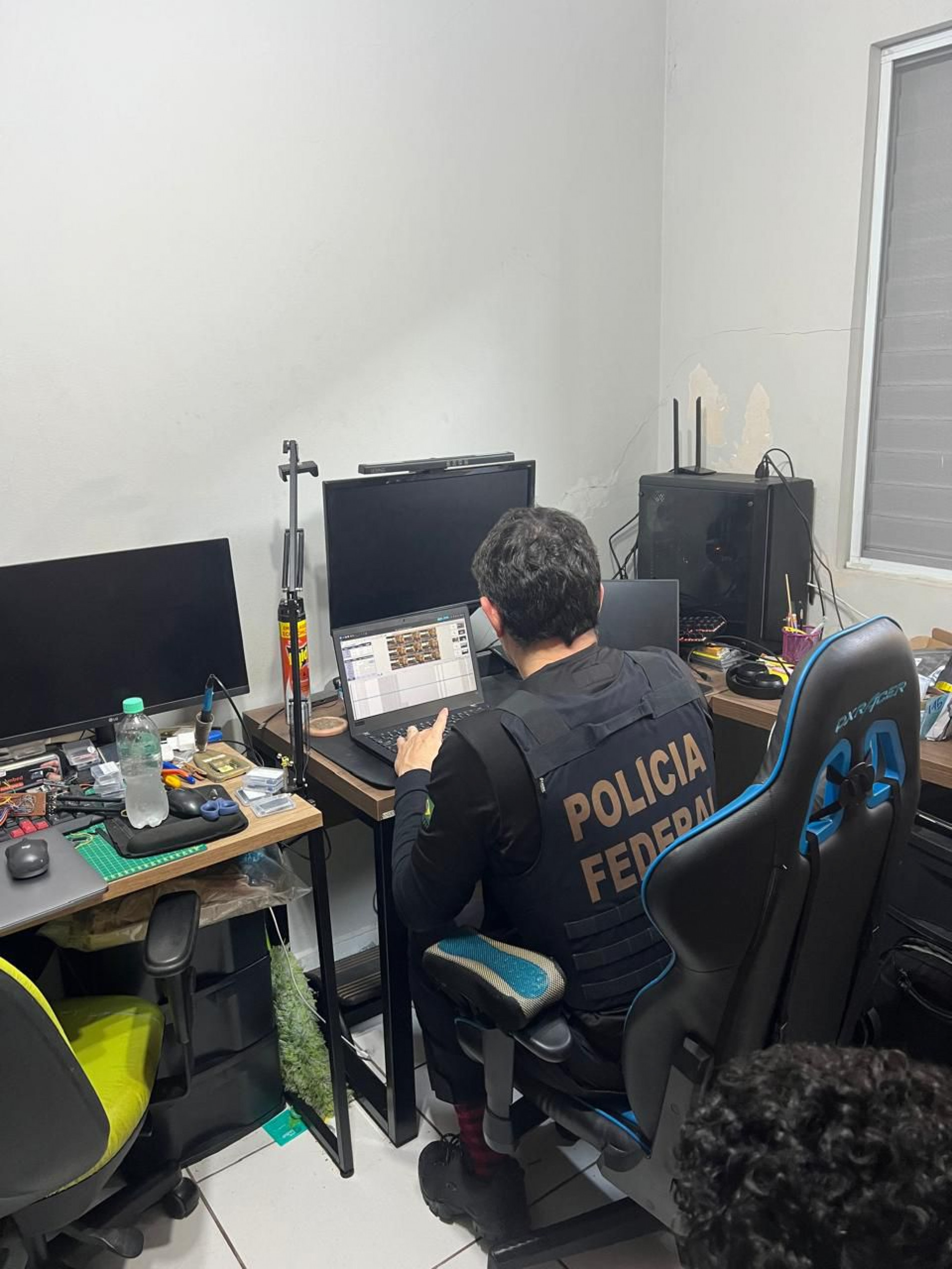 Os agentes encontraram conteúdos pornográficos em seu computador