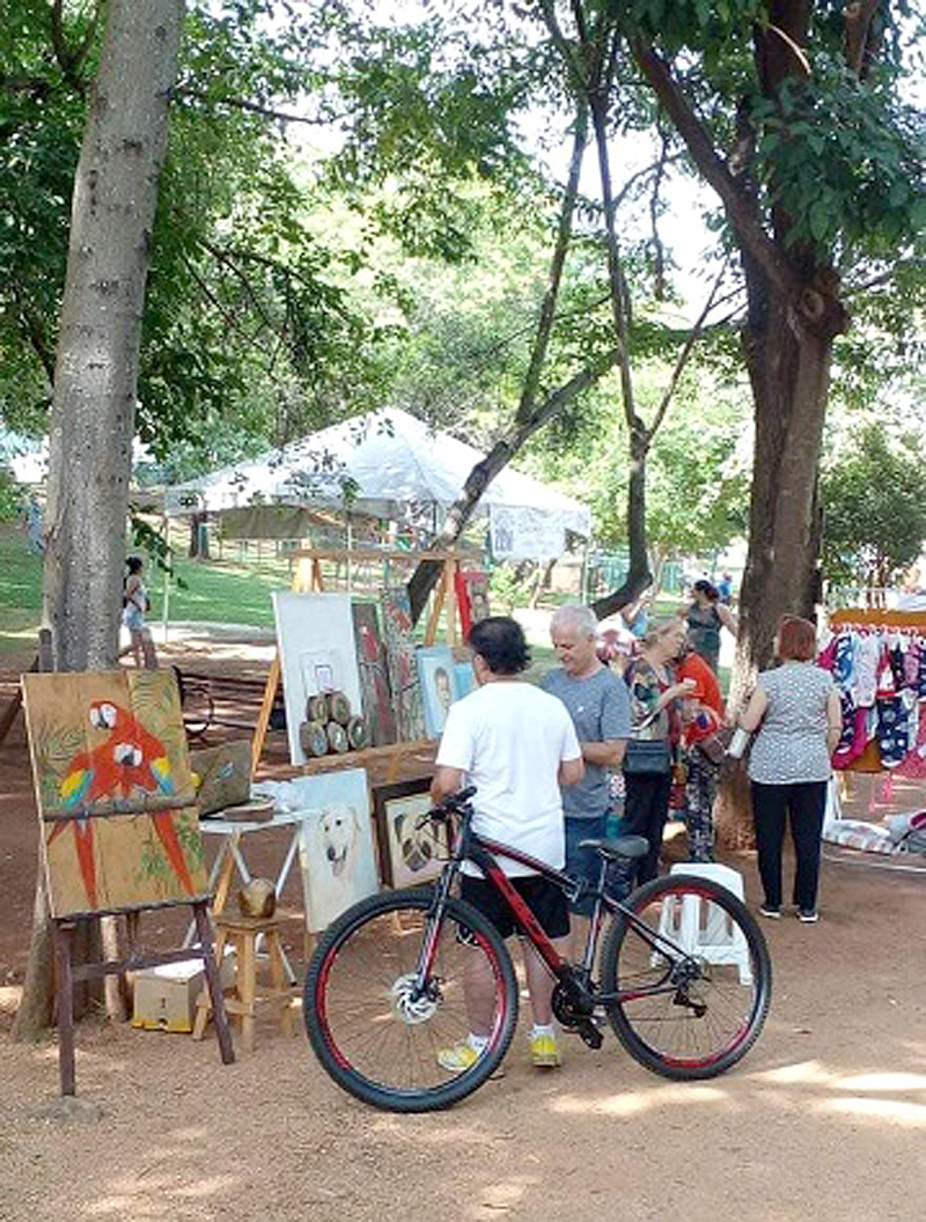 Parque se transforma em uma galeria, com os trabalhos expostos ao ar livre