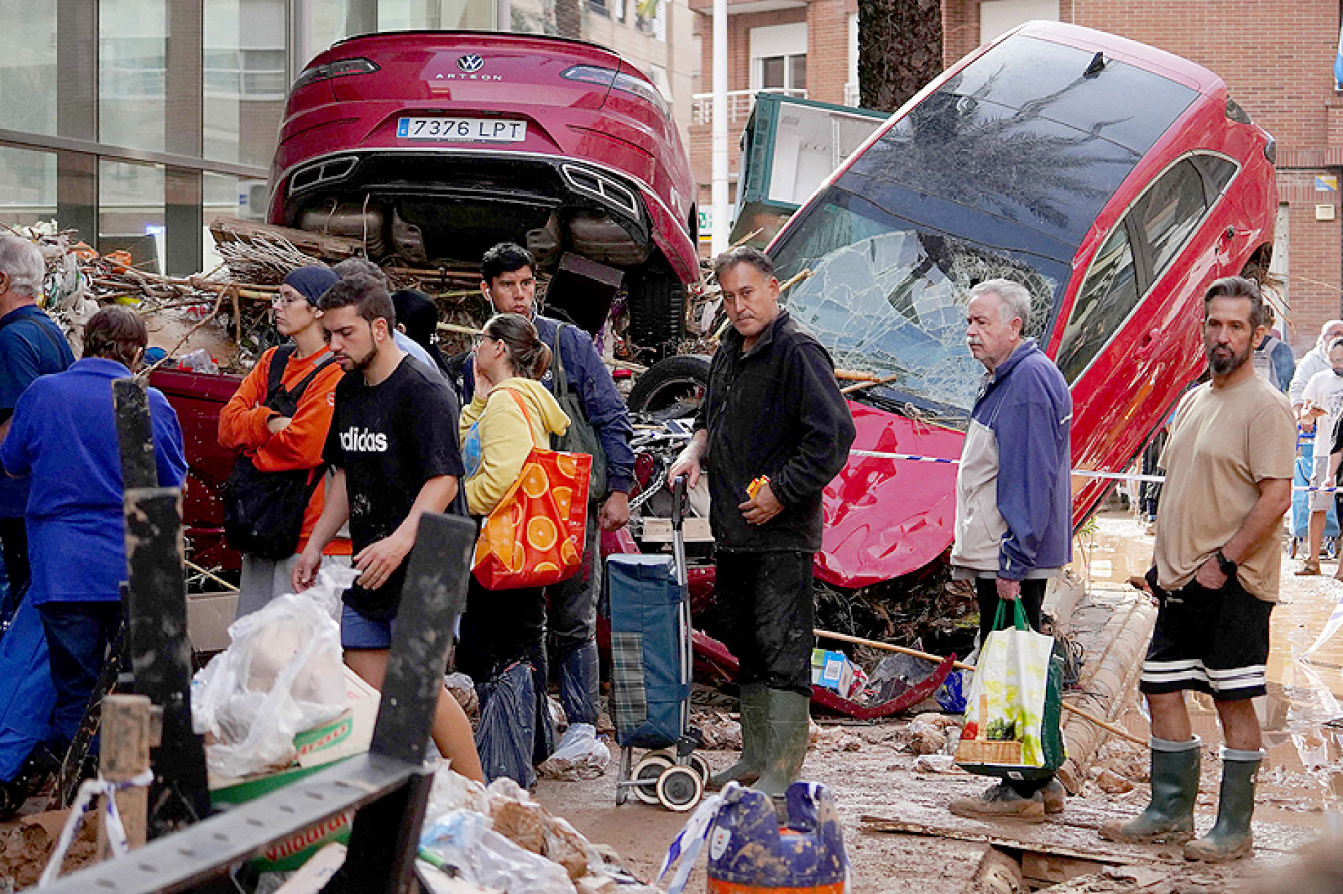 Há lentidão na ajuda que chega às famílias atingidas e escassez de água e alimentos