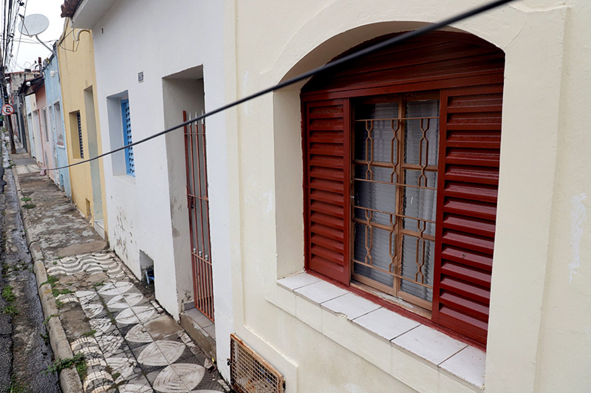Morador precisa se abaixar para poder entrar 
