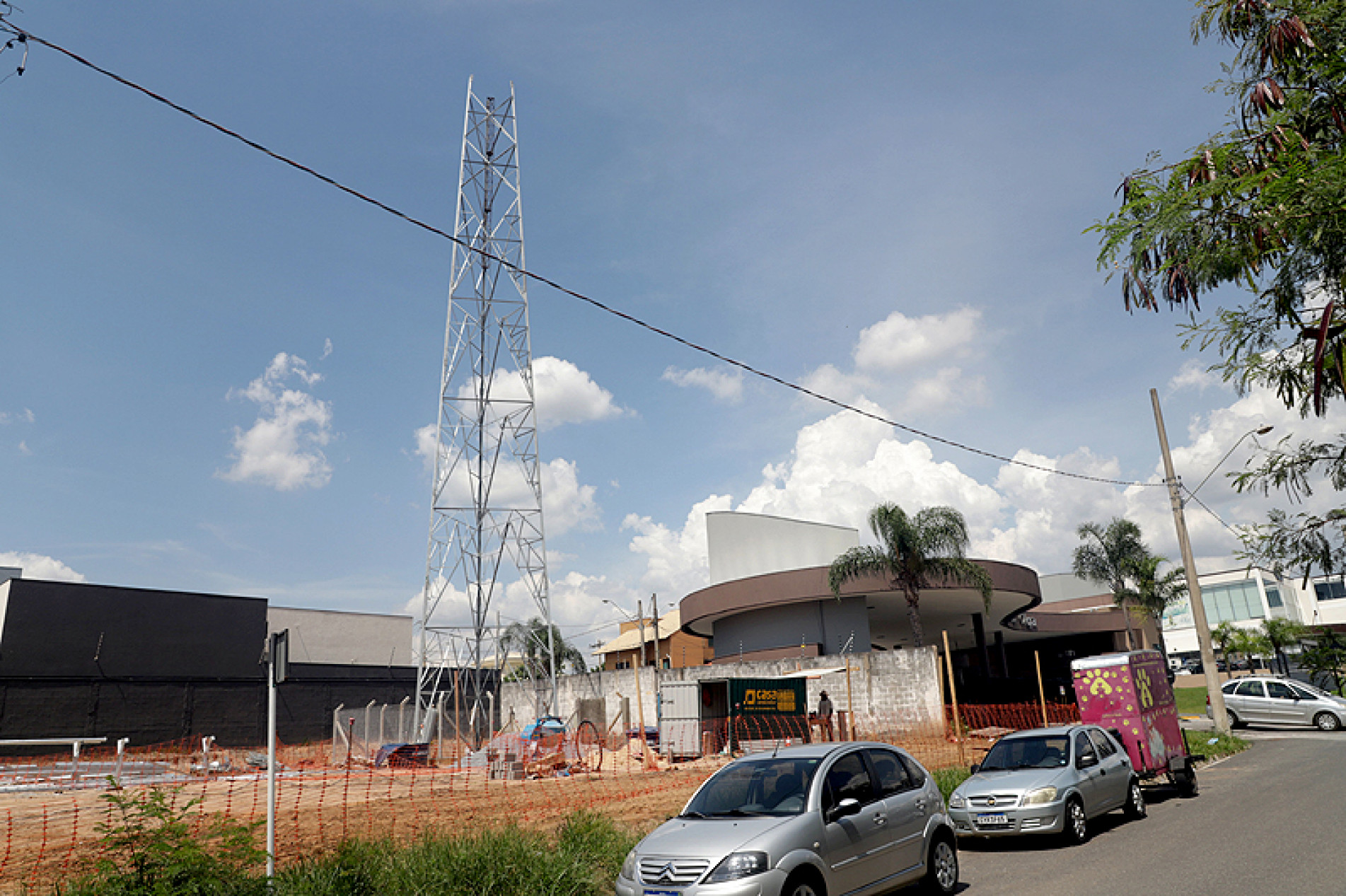 Construtora não obteve alvará e começou a erguer a antena mesmo sem autorização
