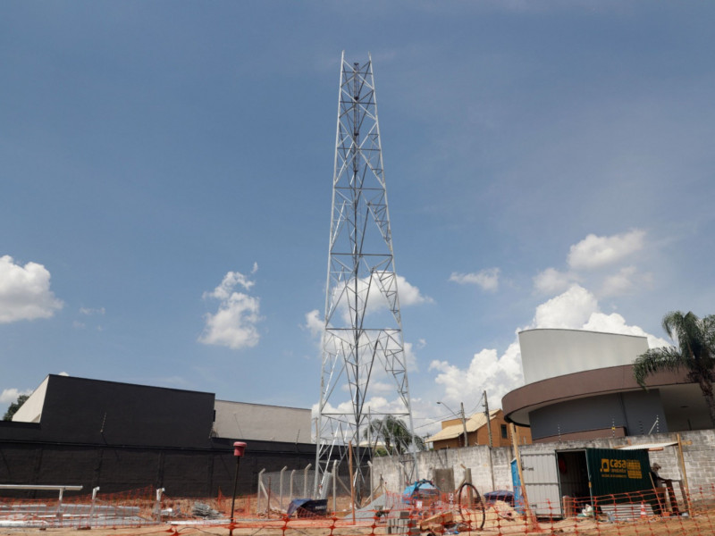 Segundo moradores, o ponto onde a antena estava sendo erguida fica muito perto das casas, sem respeitar distância mínima e com riscos à saúde