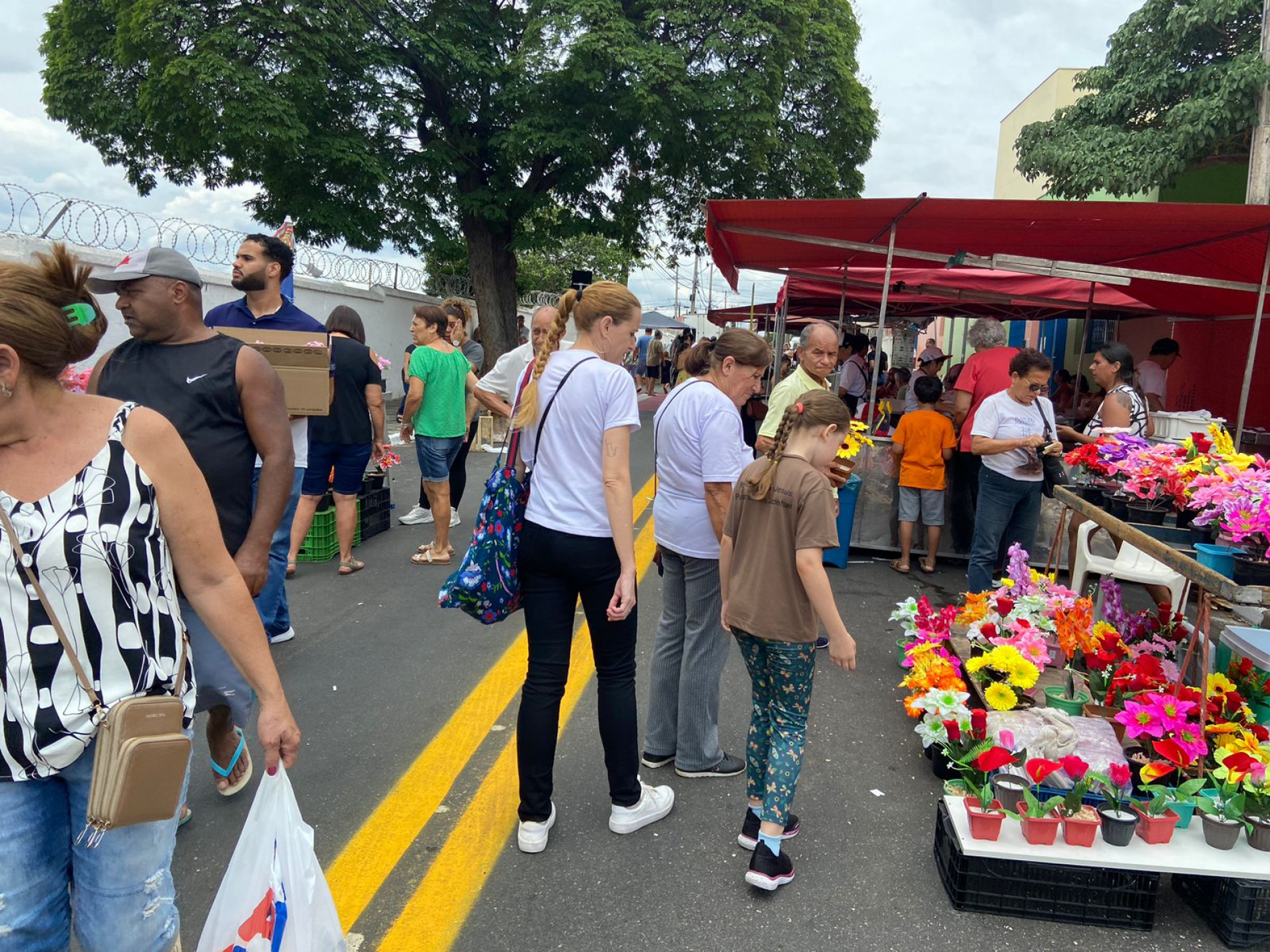 Uma das principais tradições no Dia de Finados, é levar flores aos túmulos dos entes queridos, como forma de homenagear os mortos
