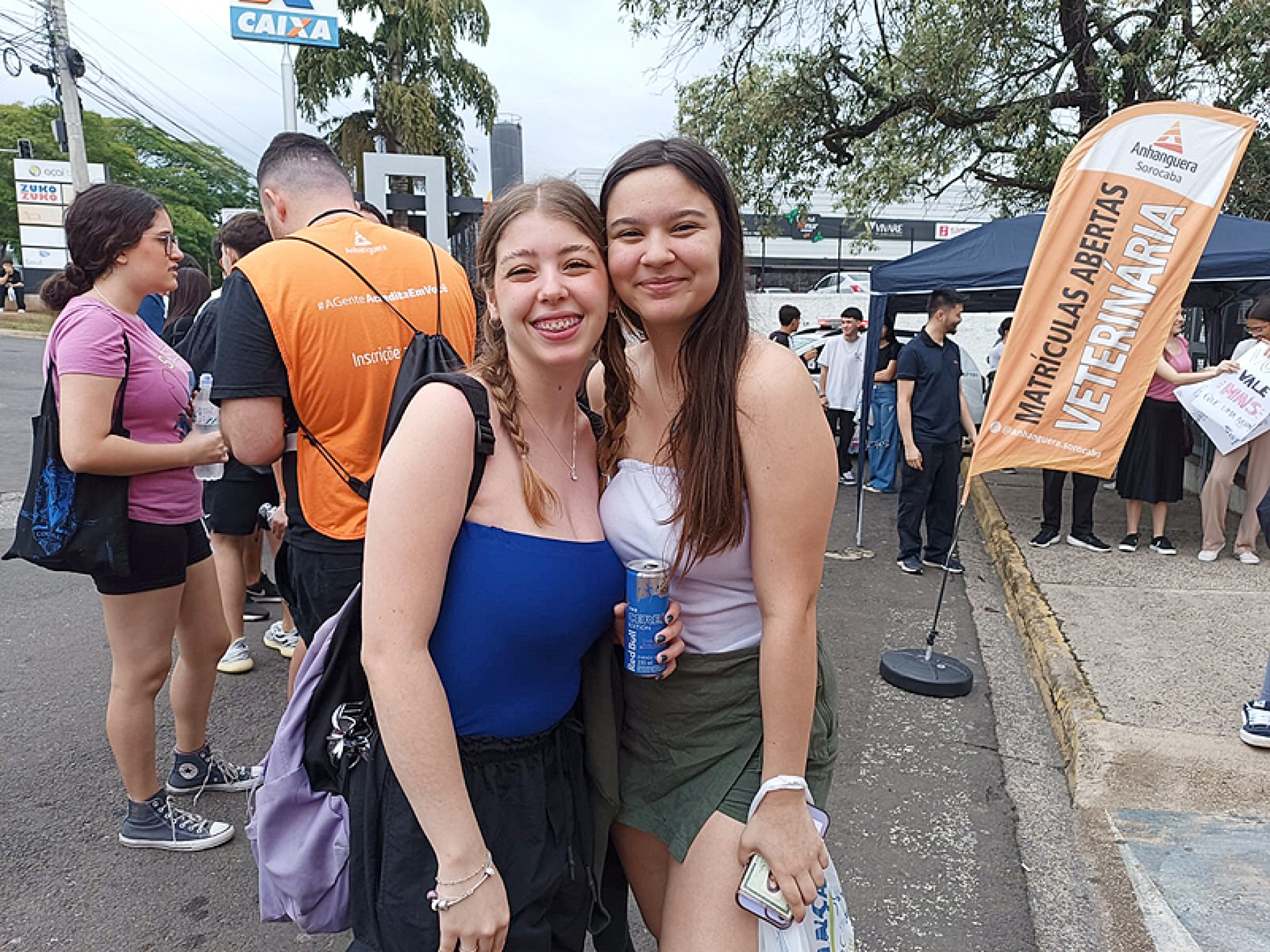 As amigas Lanna e Natalya levaram sacolas com lanche, água, energético e chocolate

