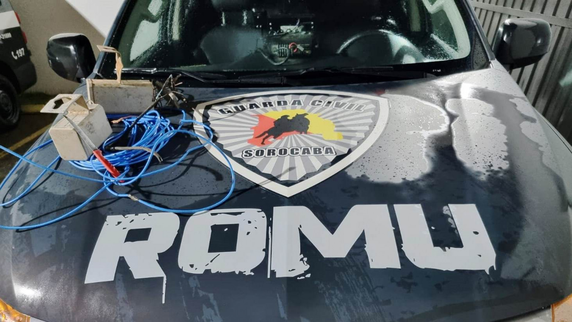 Os 10 metros de fios elétricos e dois reatores foram apreendidos