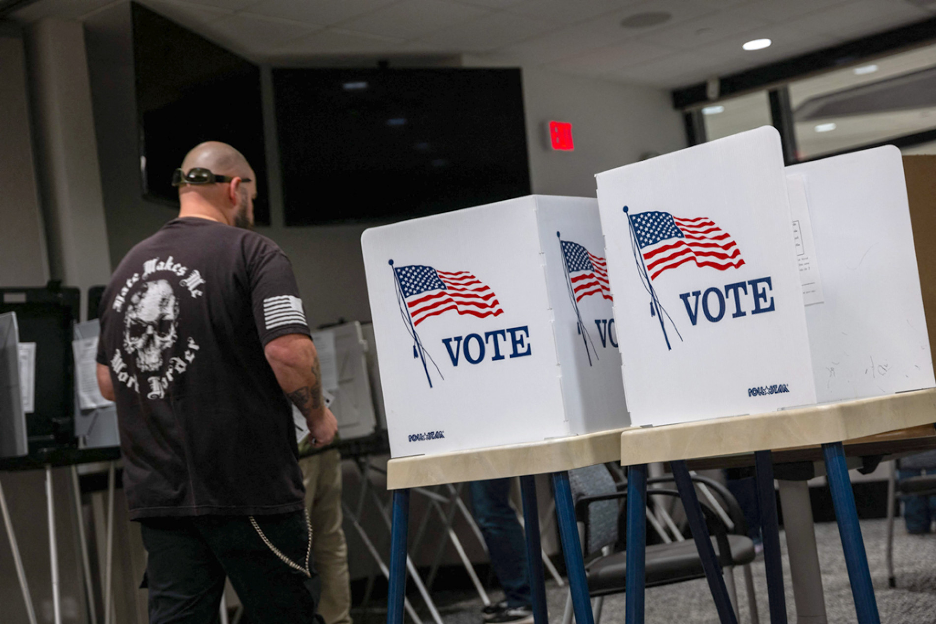 População dos Estados Unidos está polarizada politicamente, dizem analistas