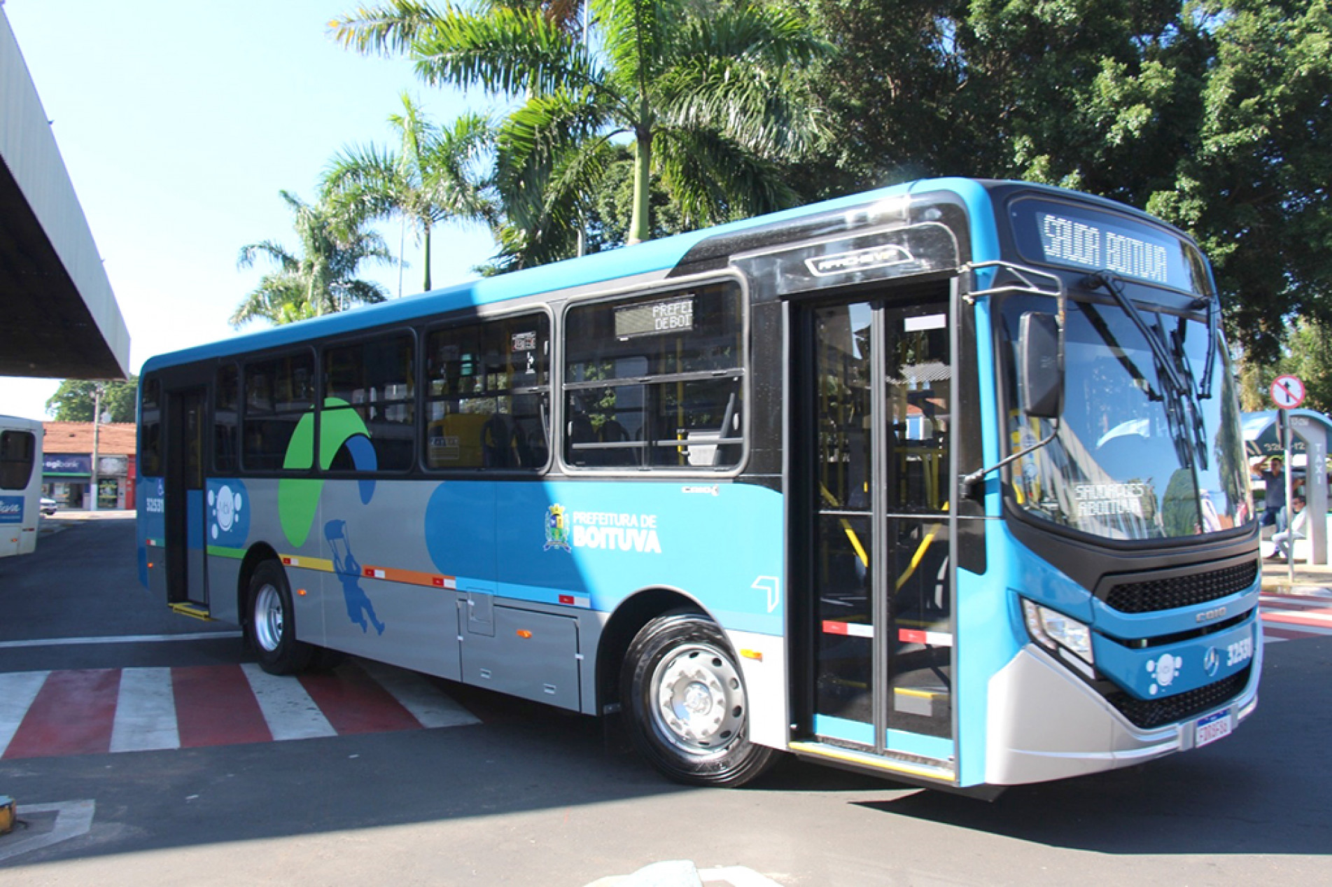 Prefeitura troca a empresa responsável pelos serviços e renova a frota