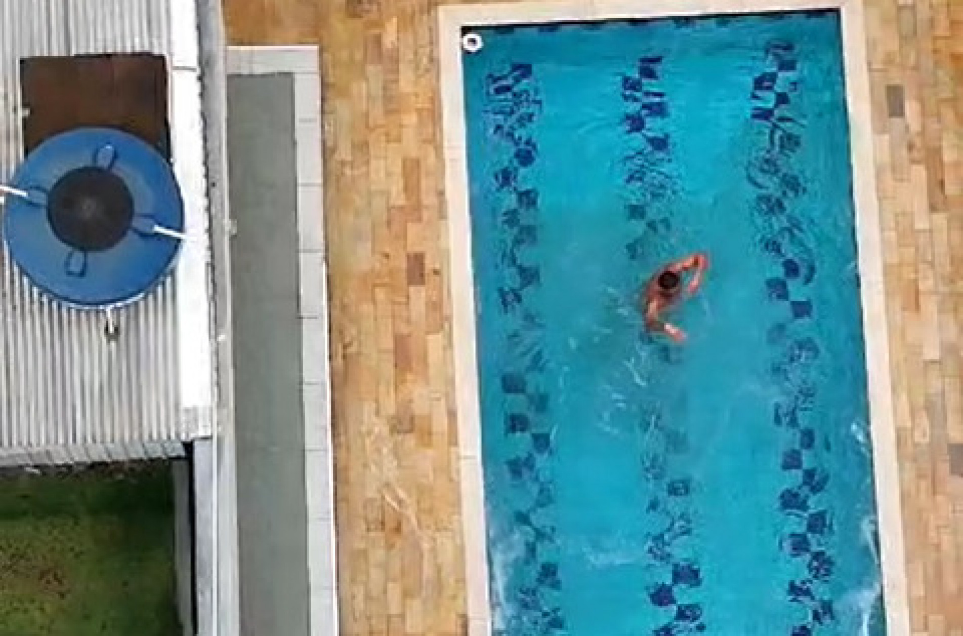 Para tentar fugir da polícia, homem subiu no telhado do segundo andar de sua casa e pulou na piscina 