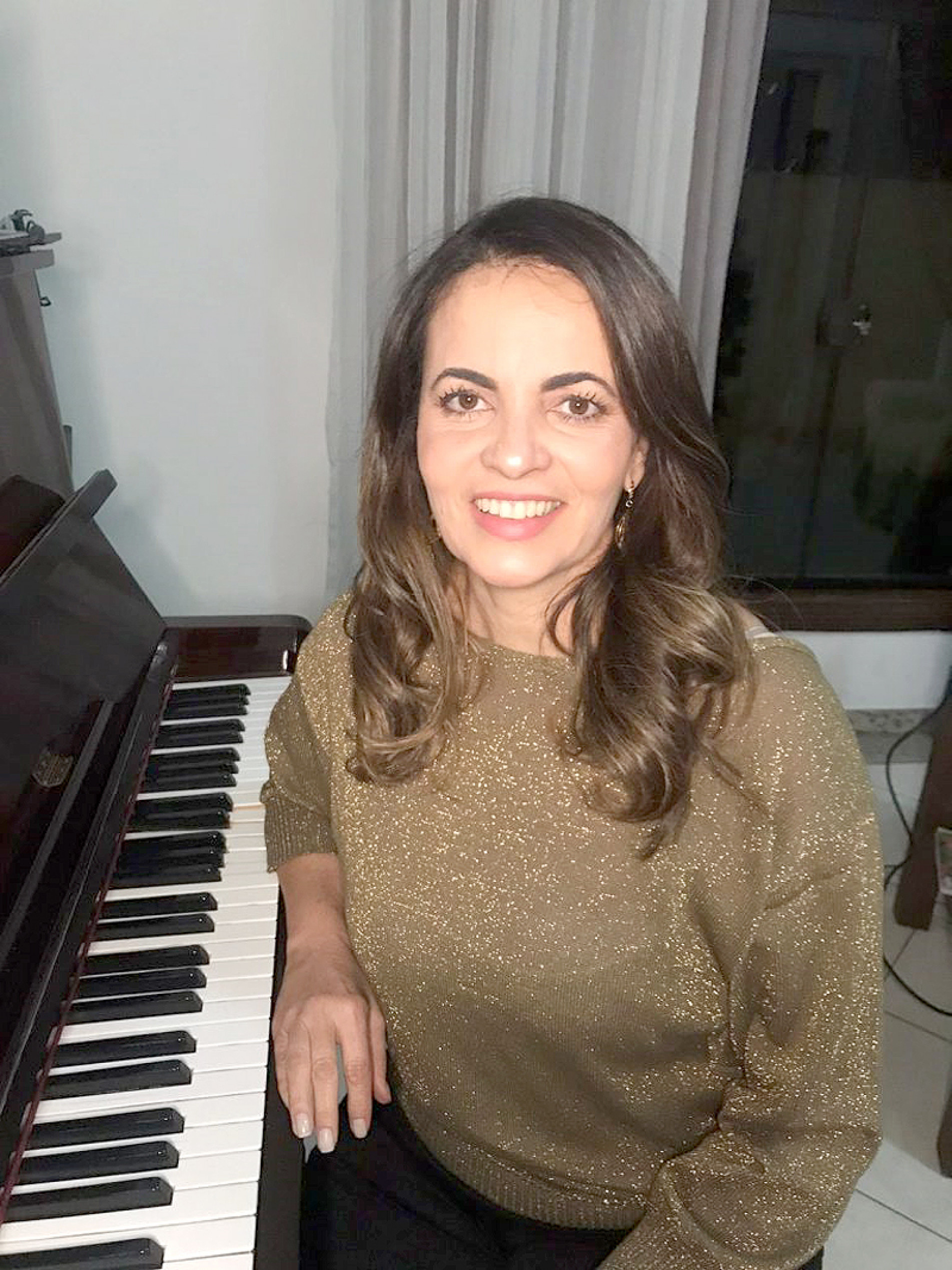 A responsável pela escola de canto é uma profissional  
reconhecida pelo trabalho artístico e formação