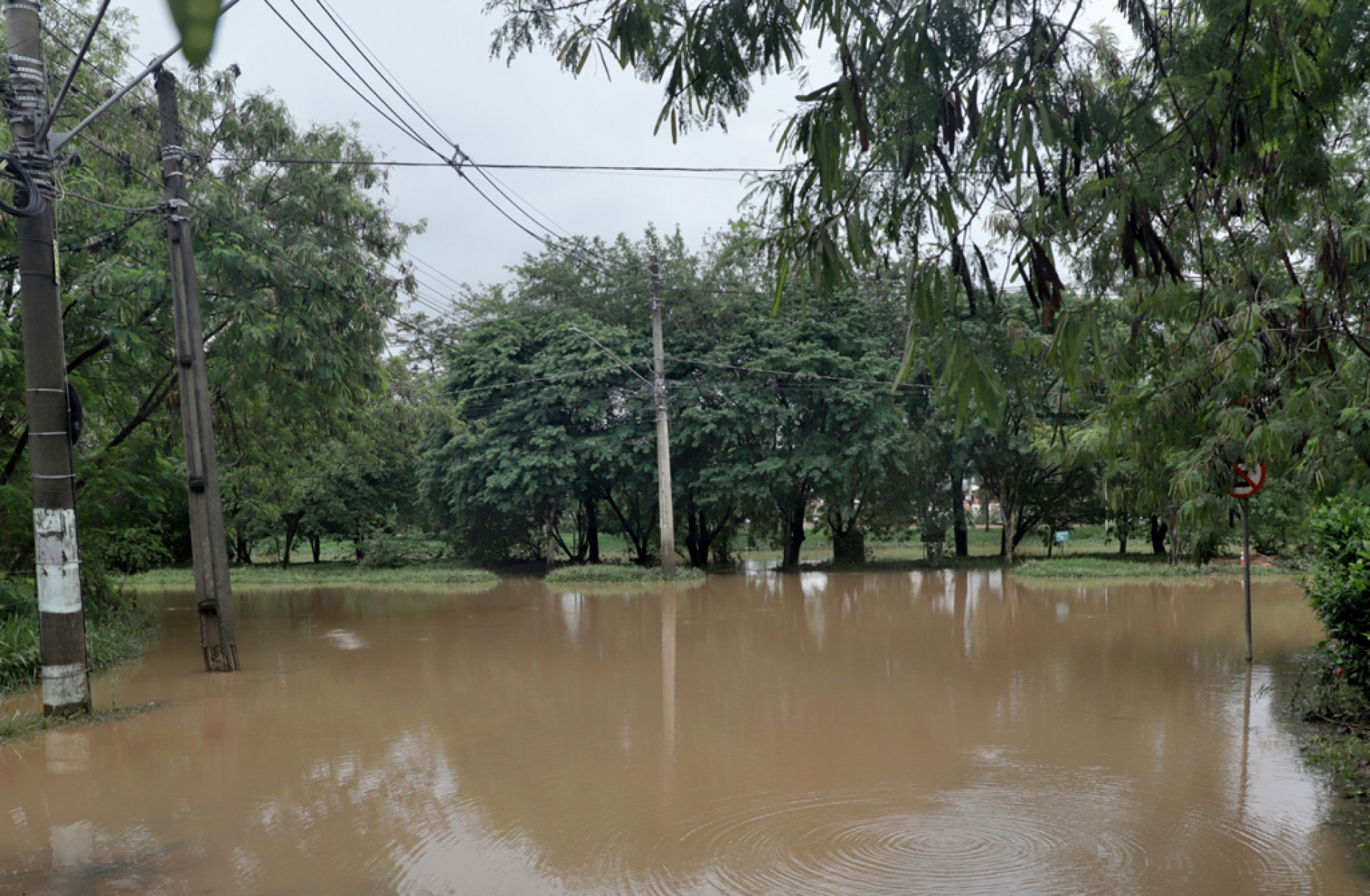 Avenida 15 de Agosto ficou inundada e motoristas tiveram de tomar rotas alternativas 
