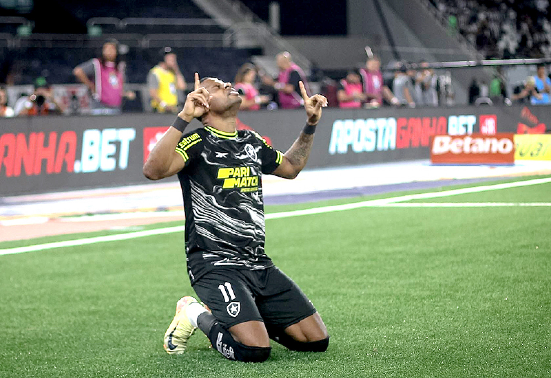 Atacante Vitor Santos comemora gol: mão na taça
