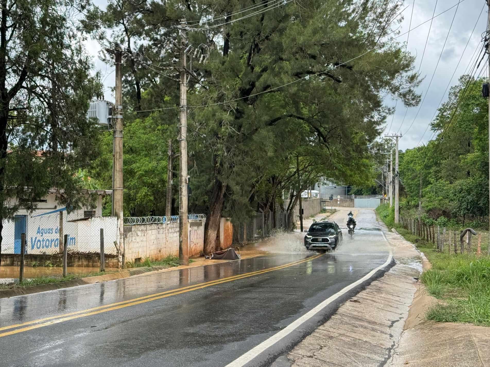 Com o transbordo as águas invadiram a rua