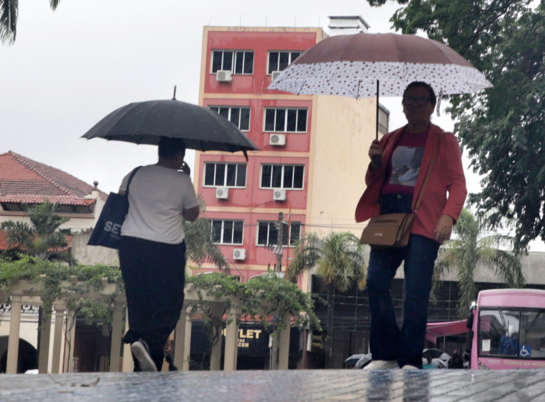 Previsão é de temporais com raios e há risco de granizo
