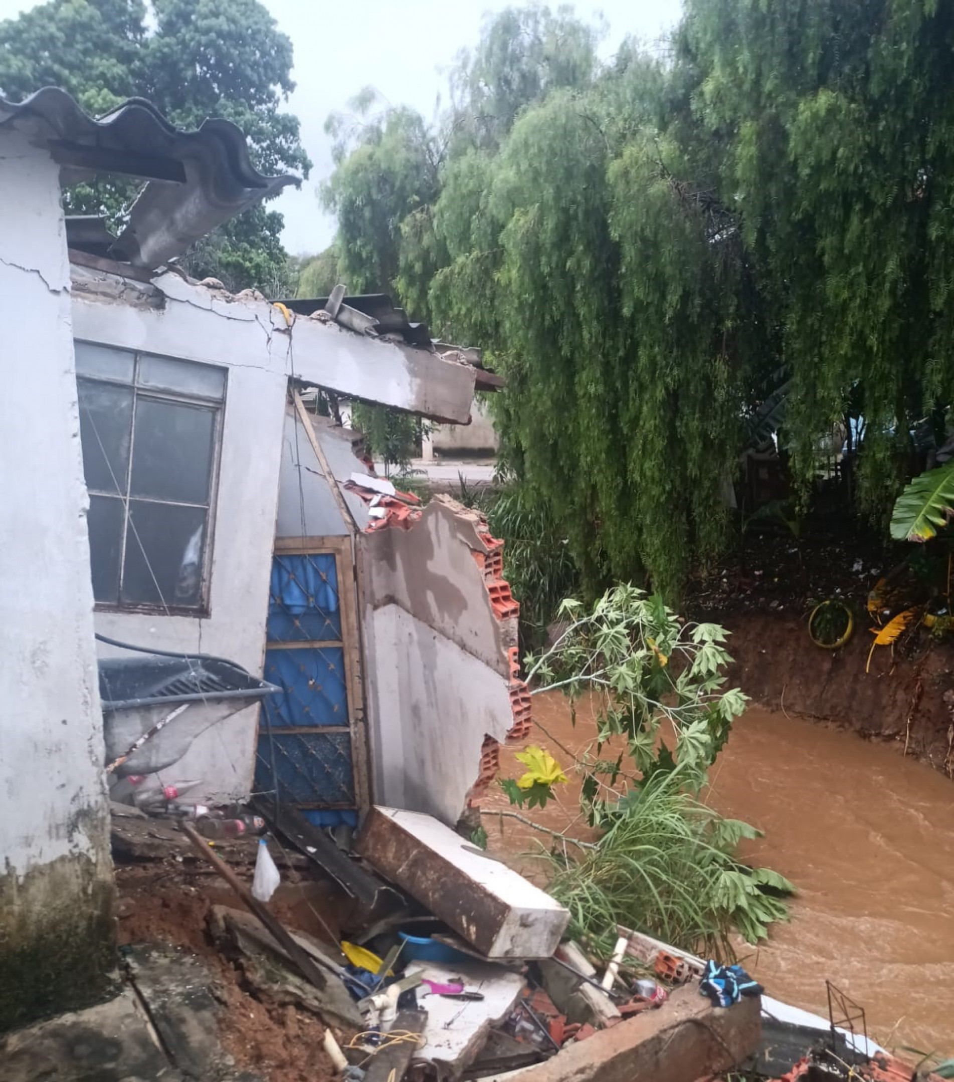 O local foi vistoriado e interditado preventivamente e as pessoas desabrigadas foram assistidas pela assistência social