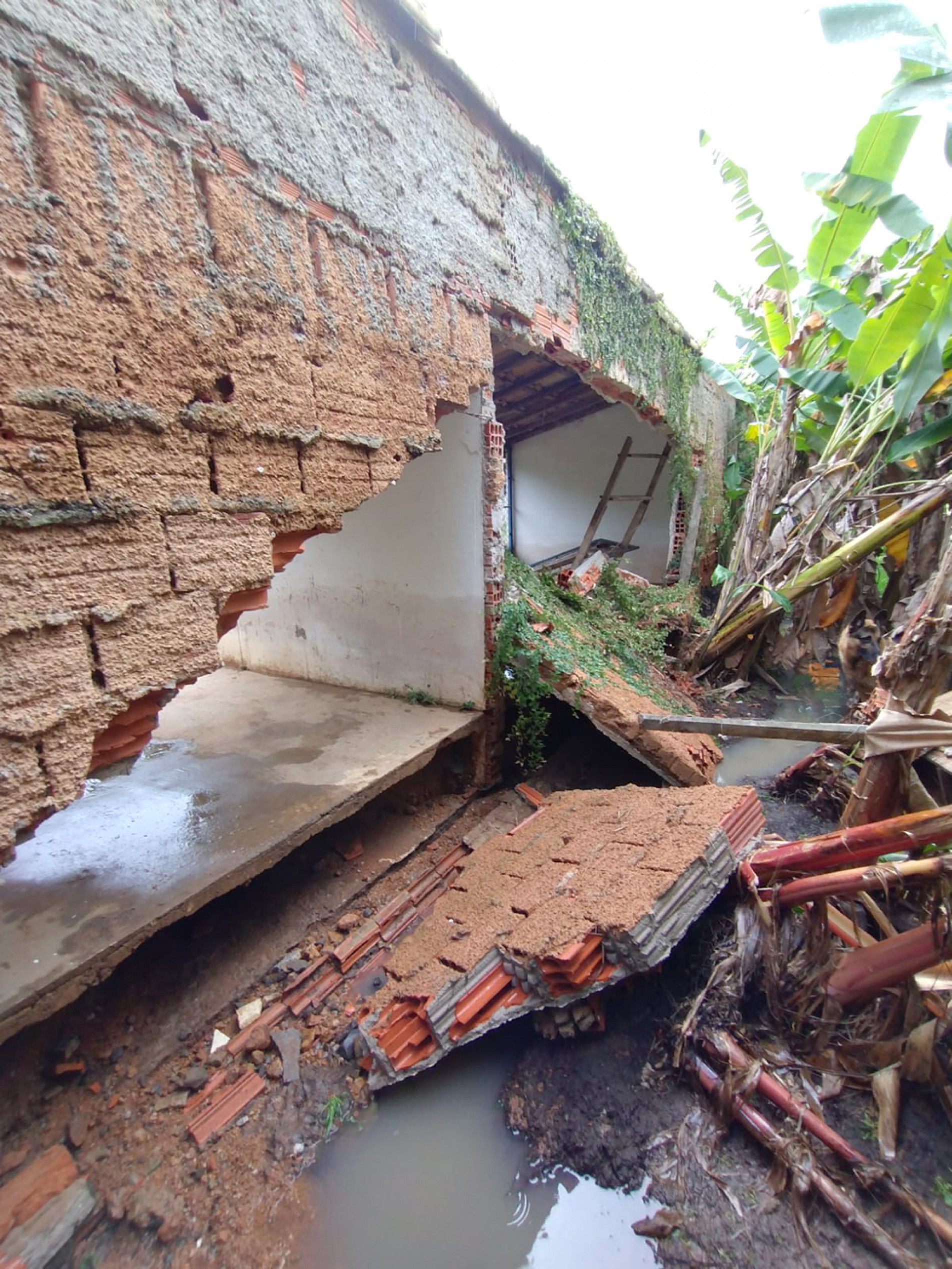 Acúmulo de água derrubou parede de casa no Jardim Salete
