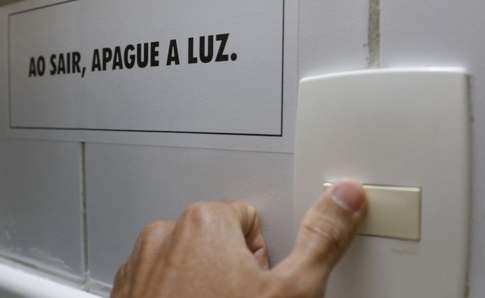 Bandeira tarifária vermelha elevou custo da conta de energia
