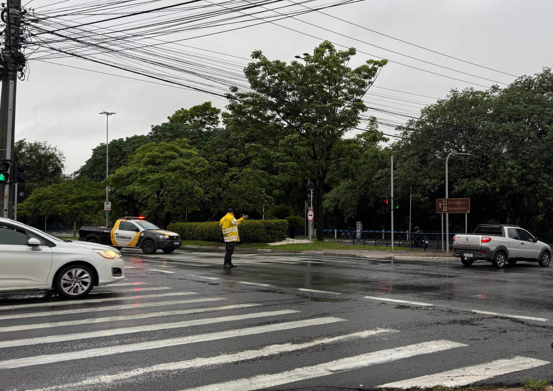 A via foi parcialmente liberada na noite desta sexta-feira
