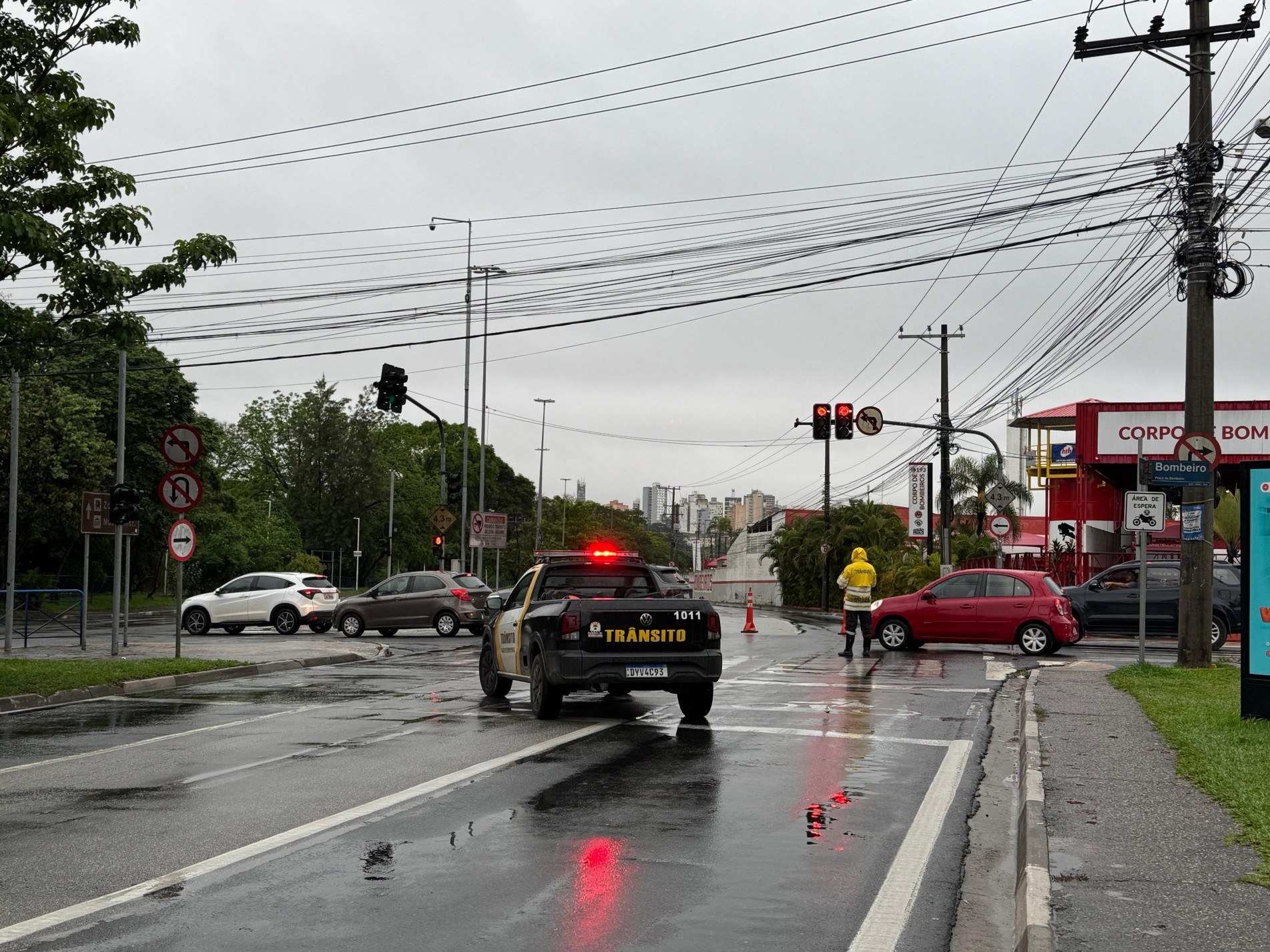 A Defesa Civil orienta a população a não trafegar em áreas alagadas