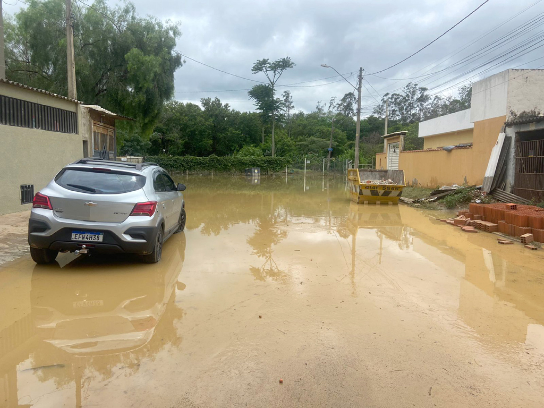 Rua Adolpho Goldman, no Parque Vitória Régia 2, segue inundada
