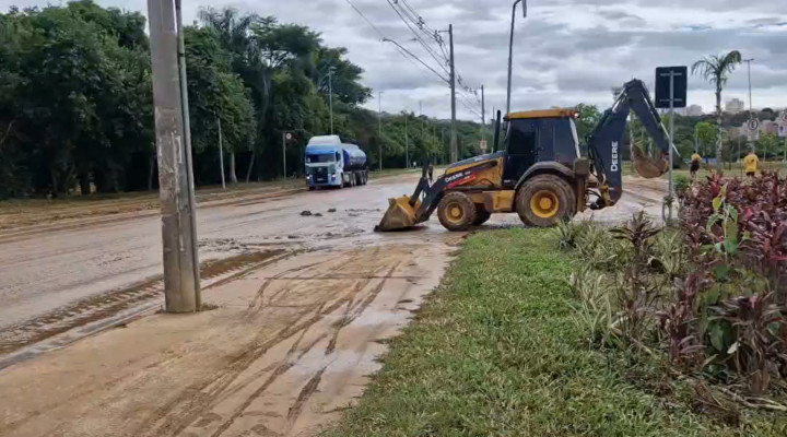 Segundo a Prefeitura, trecho da Dom Aguirre na altura do Parque das Águas está na fase final de limpeza para ser reaberto 