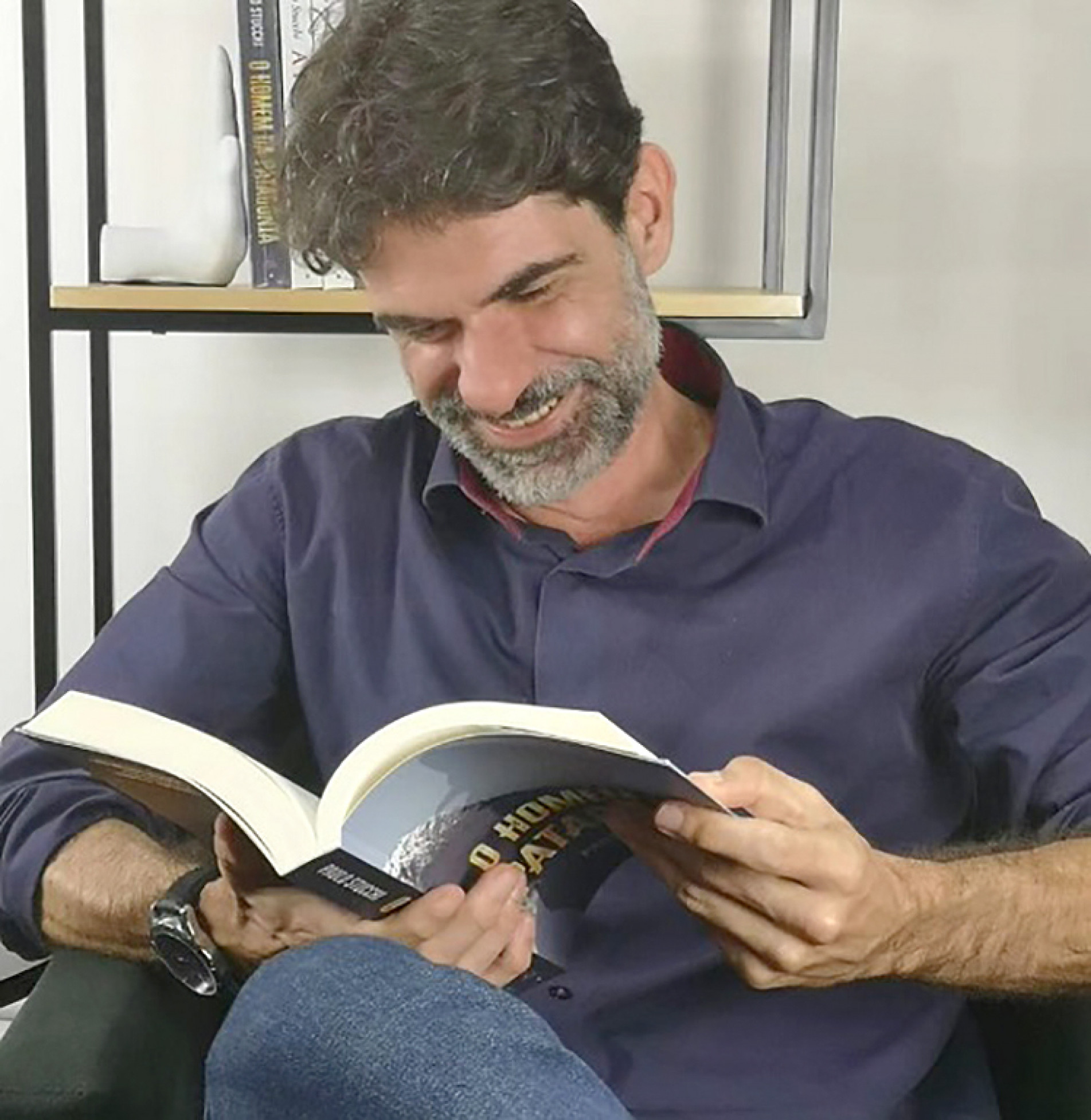 Escritor está entre os cinco finalistas em sua categoria; resultado será conhecido no dia 19
